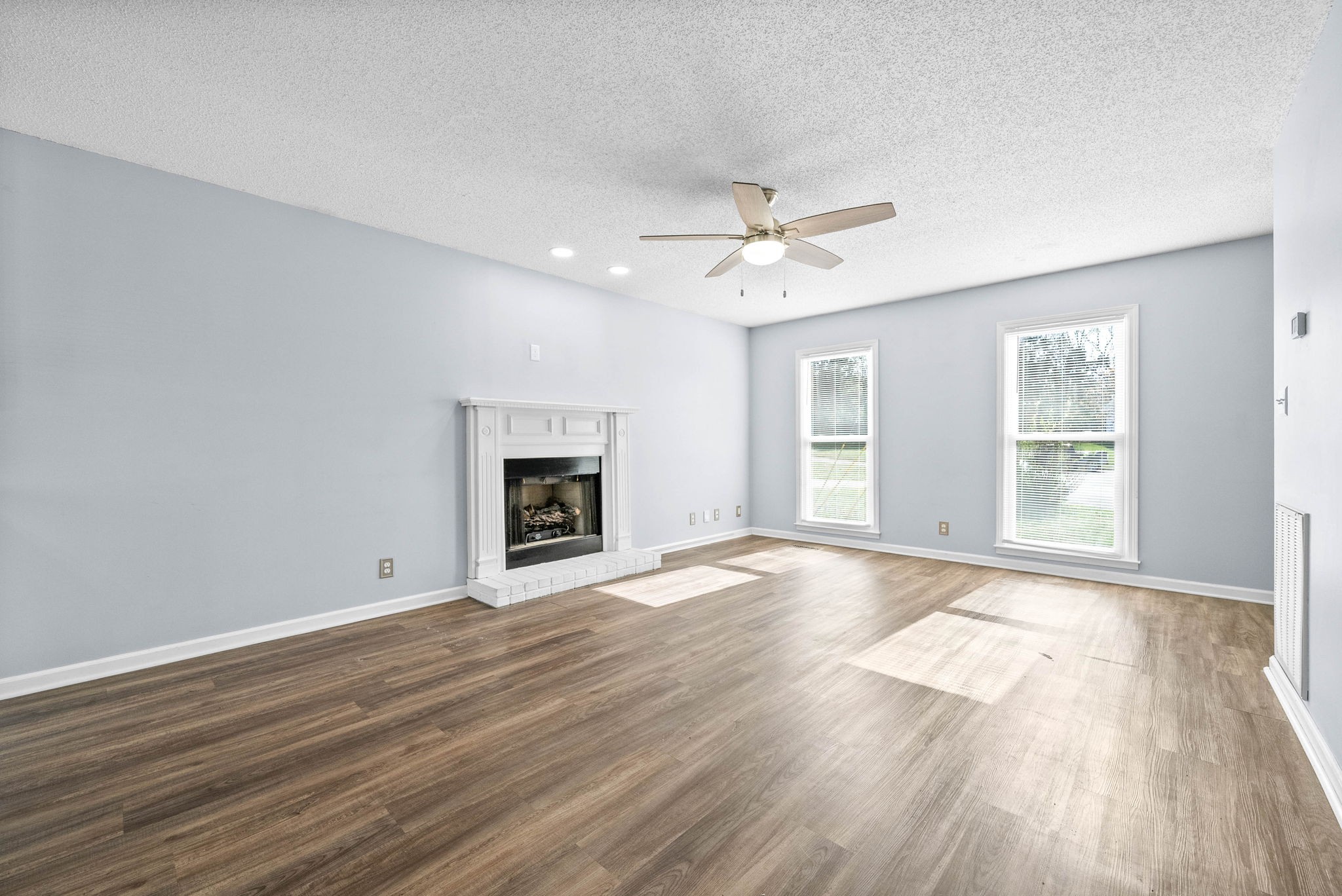 Clarksville, Tennessee 37040, United States, 3 Bedrooms Bedrooms, ,3 BathroomsBathrooms,Residential,Pending,102510