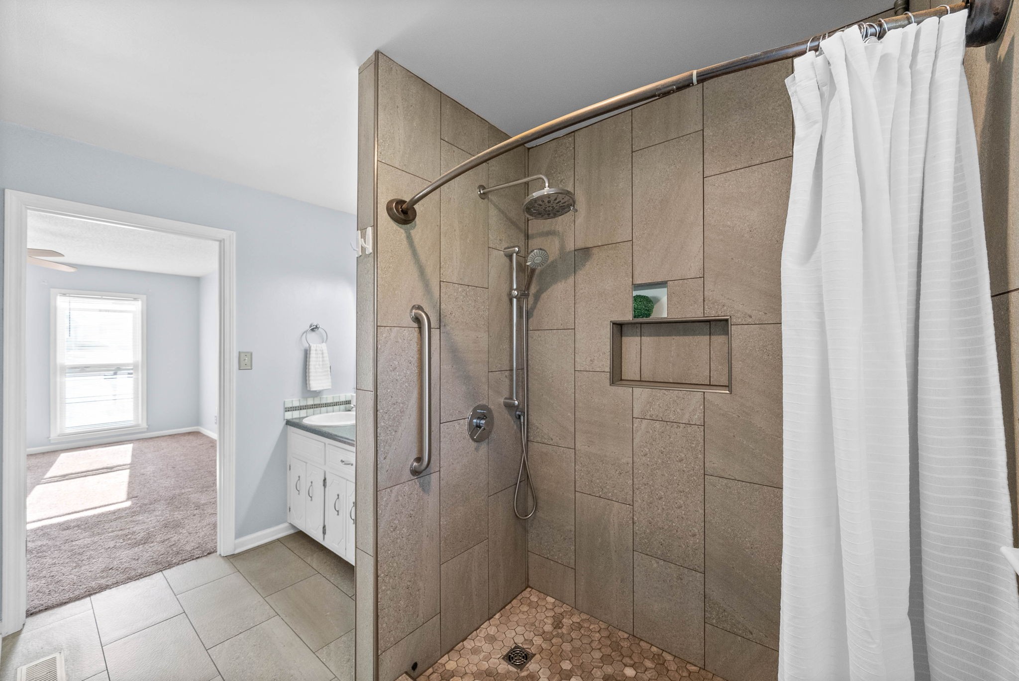 Clarksville, Tennessee 37040, United States, 3 Bedrooms Bedrooms, ,3 BathroomsBathrooms,Residential,Pending,102510