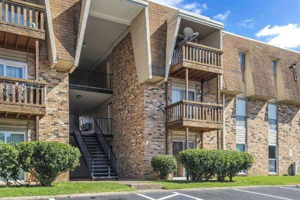 370 Wallace Rd D18