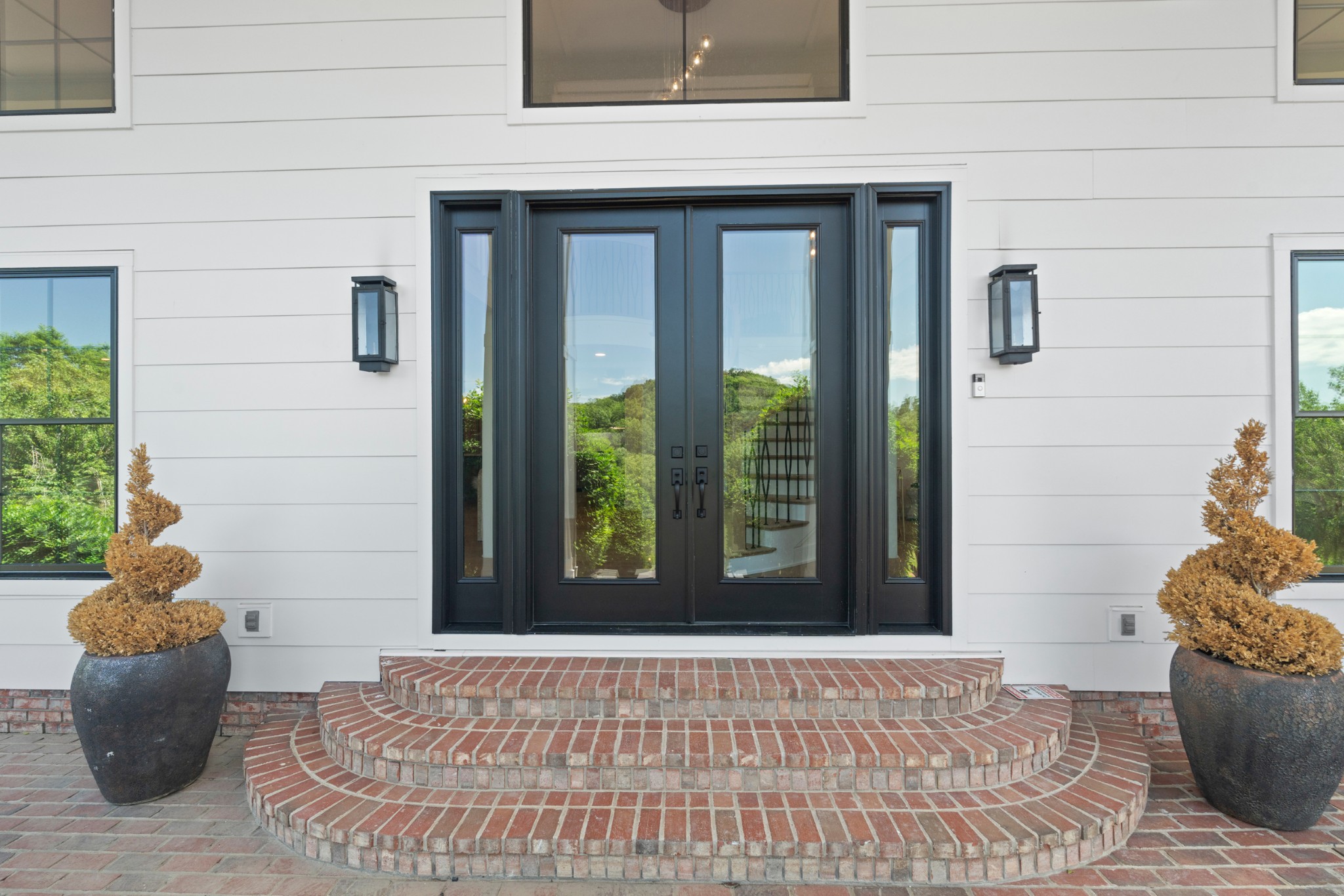 112 Lakeside Dr