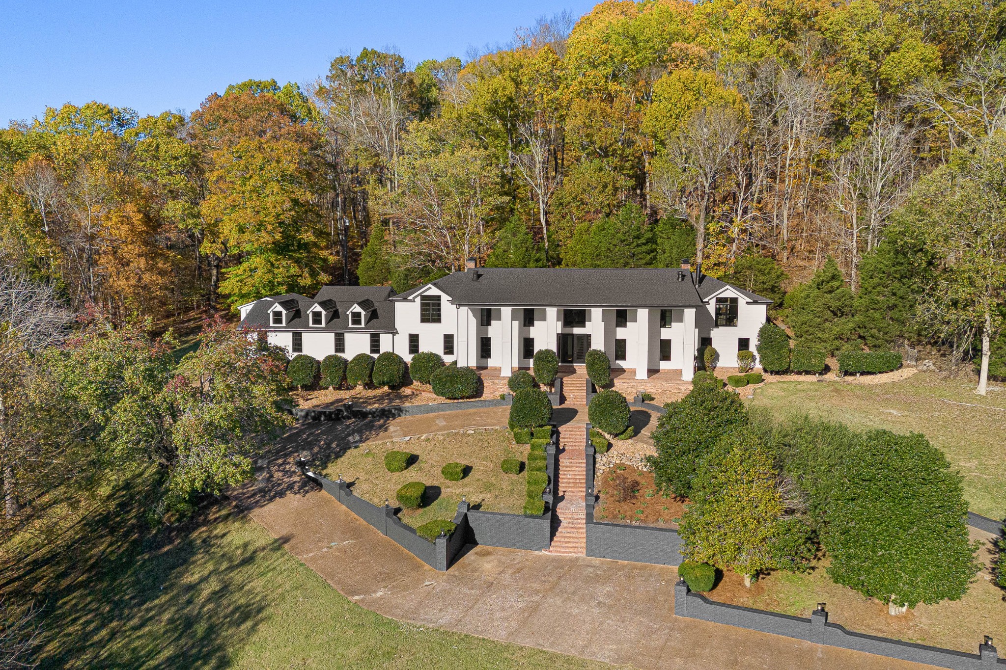 112 Lakeside Dr