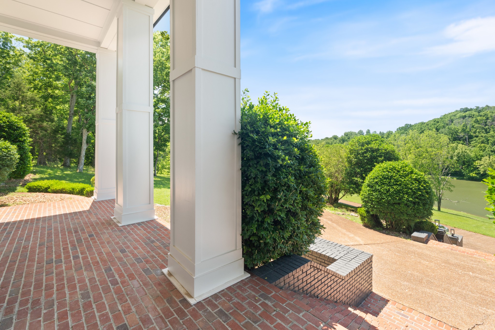 112 Lakeside Dr