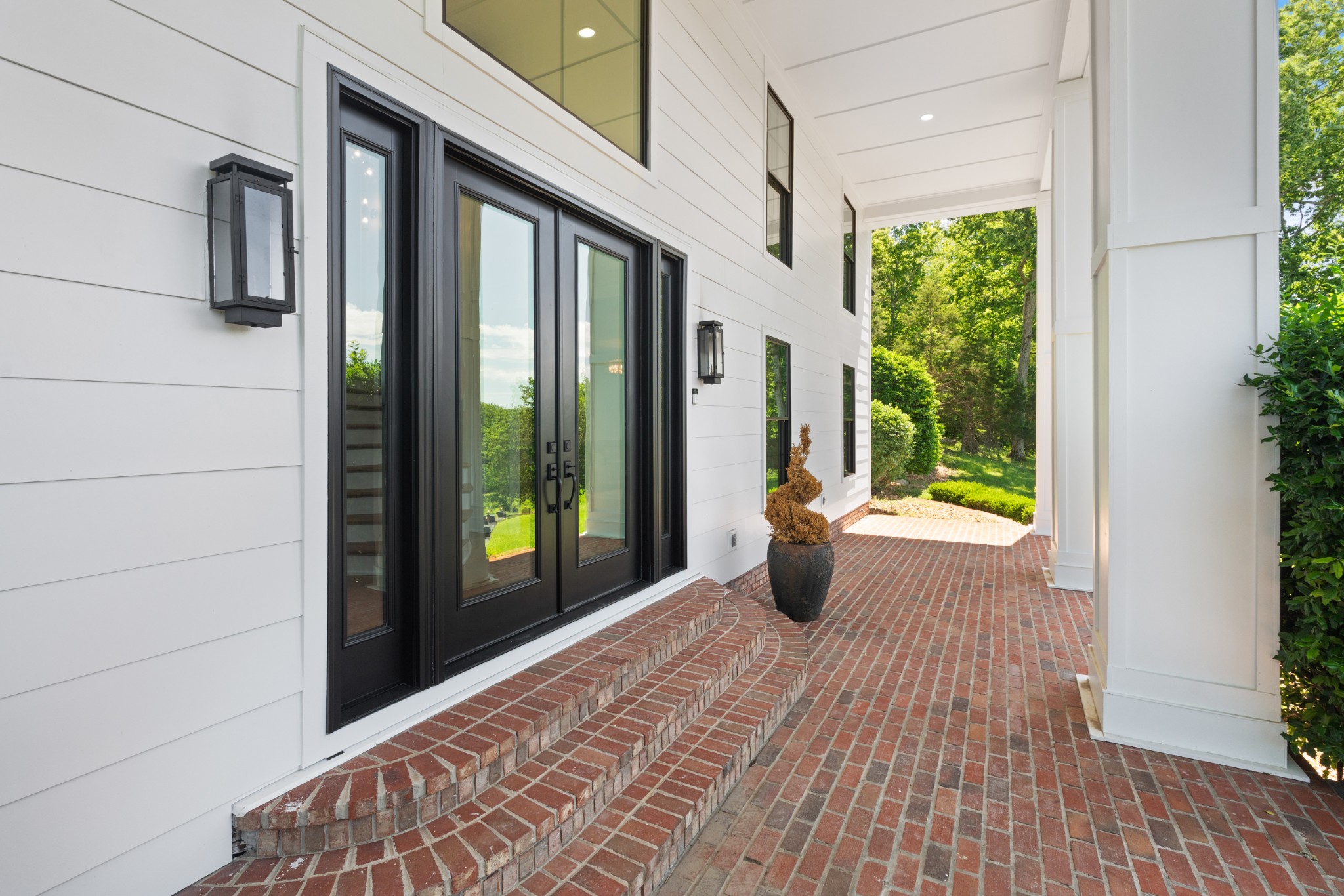 112 Lakeside Dr