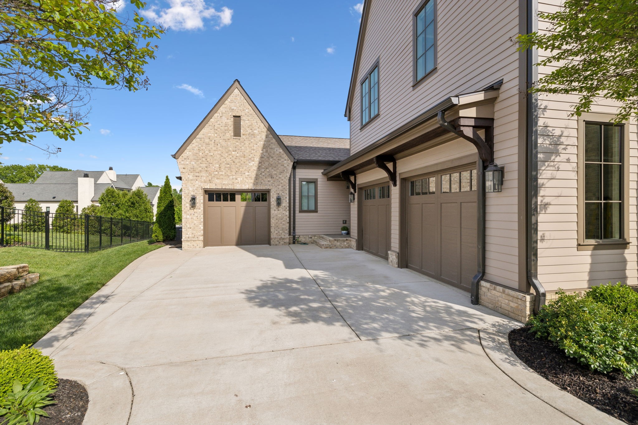 8820 Edgecomb Dr