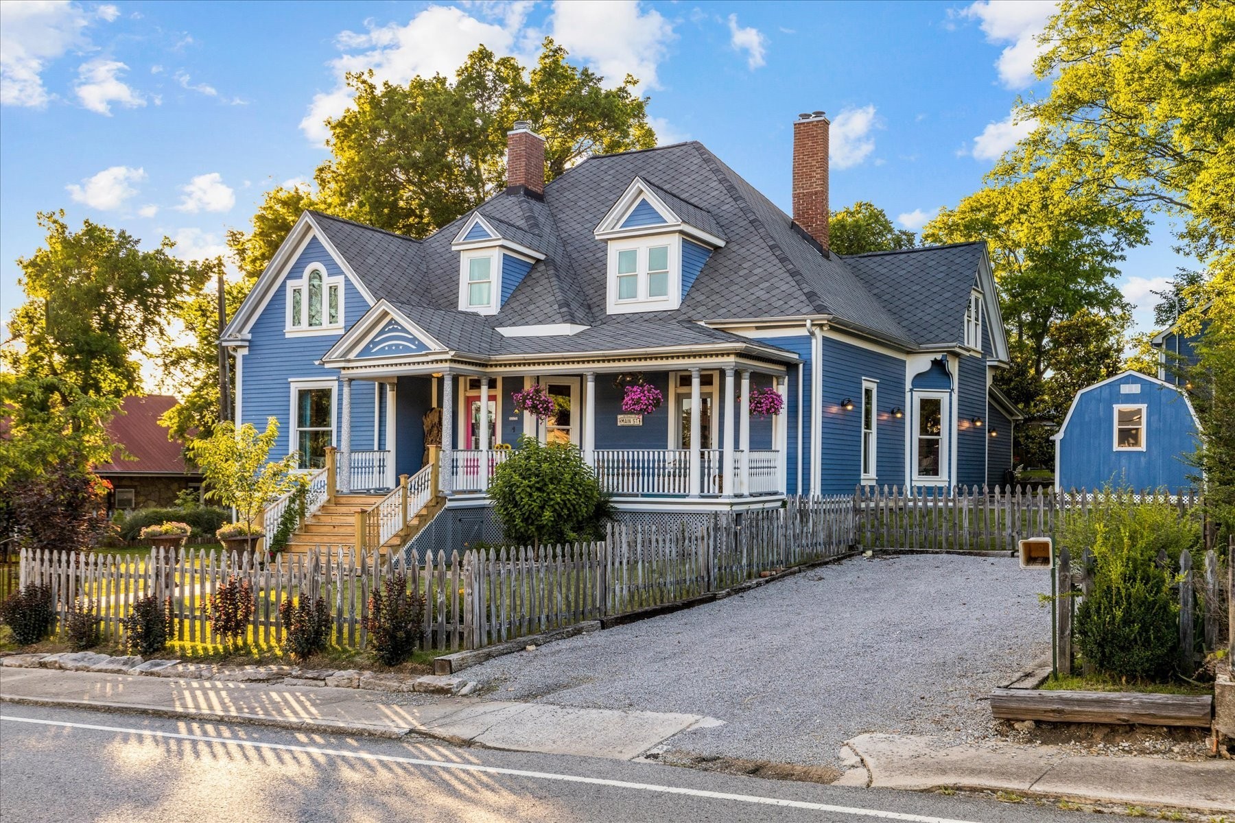 207 Main St E