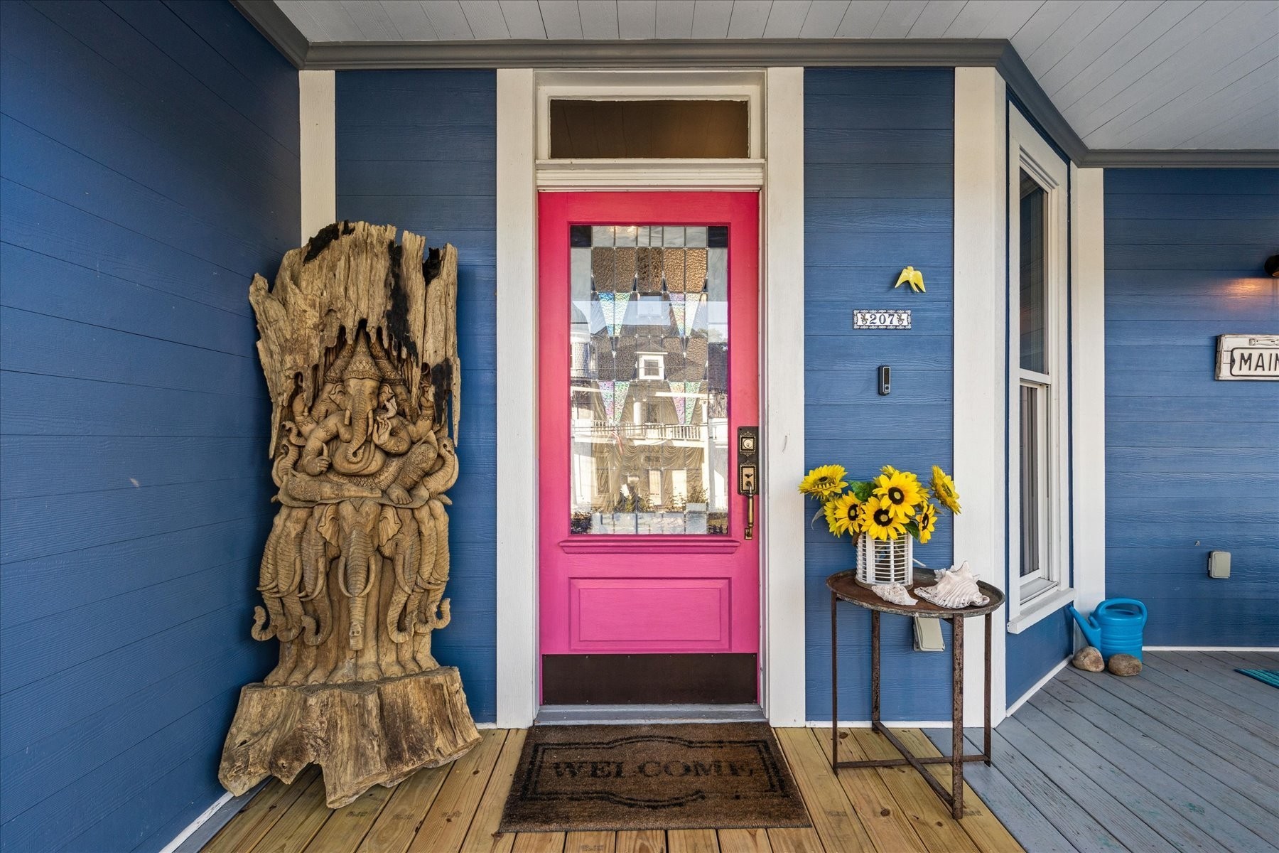 207 Main St E