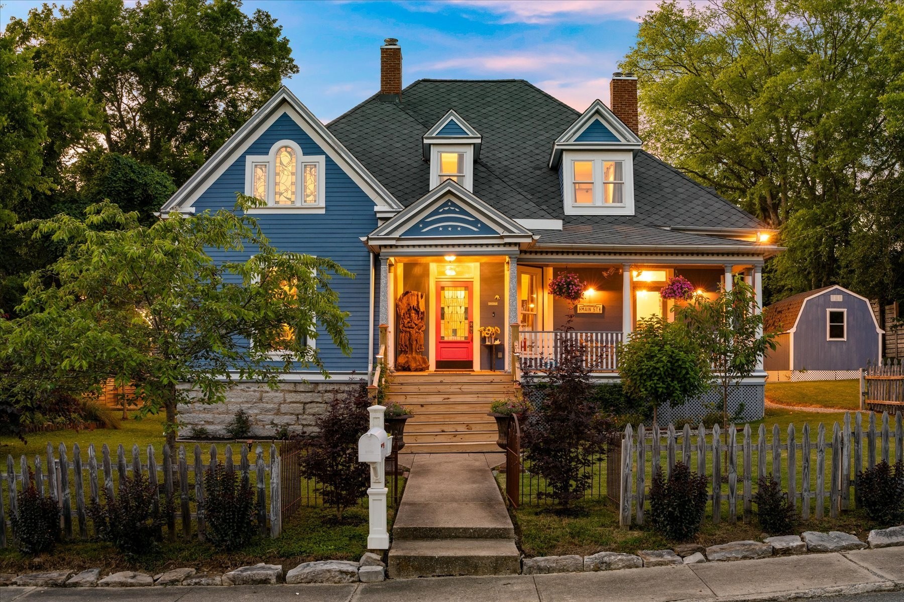 207 Main St E