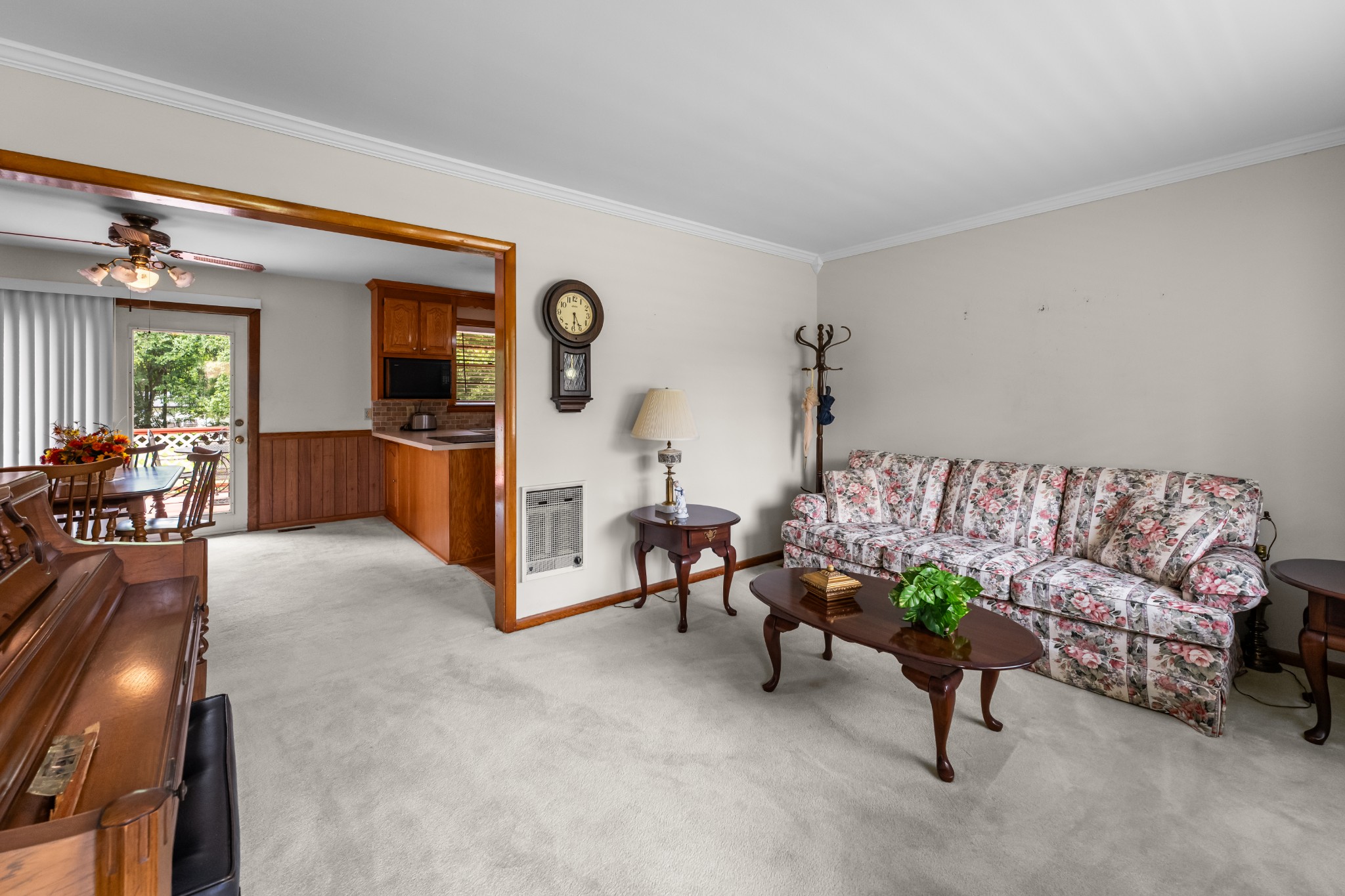 102 Robinhood Cir - Photo 2