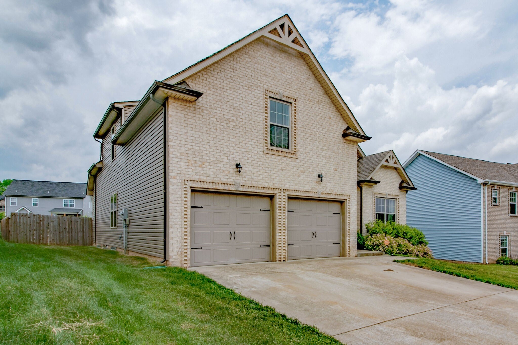 1126 Hilliard Ln