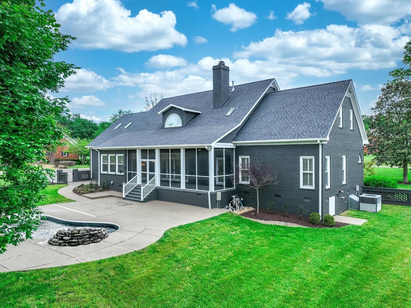 2245 Oakleaf Dr