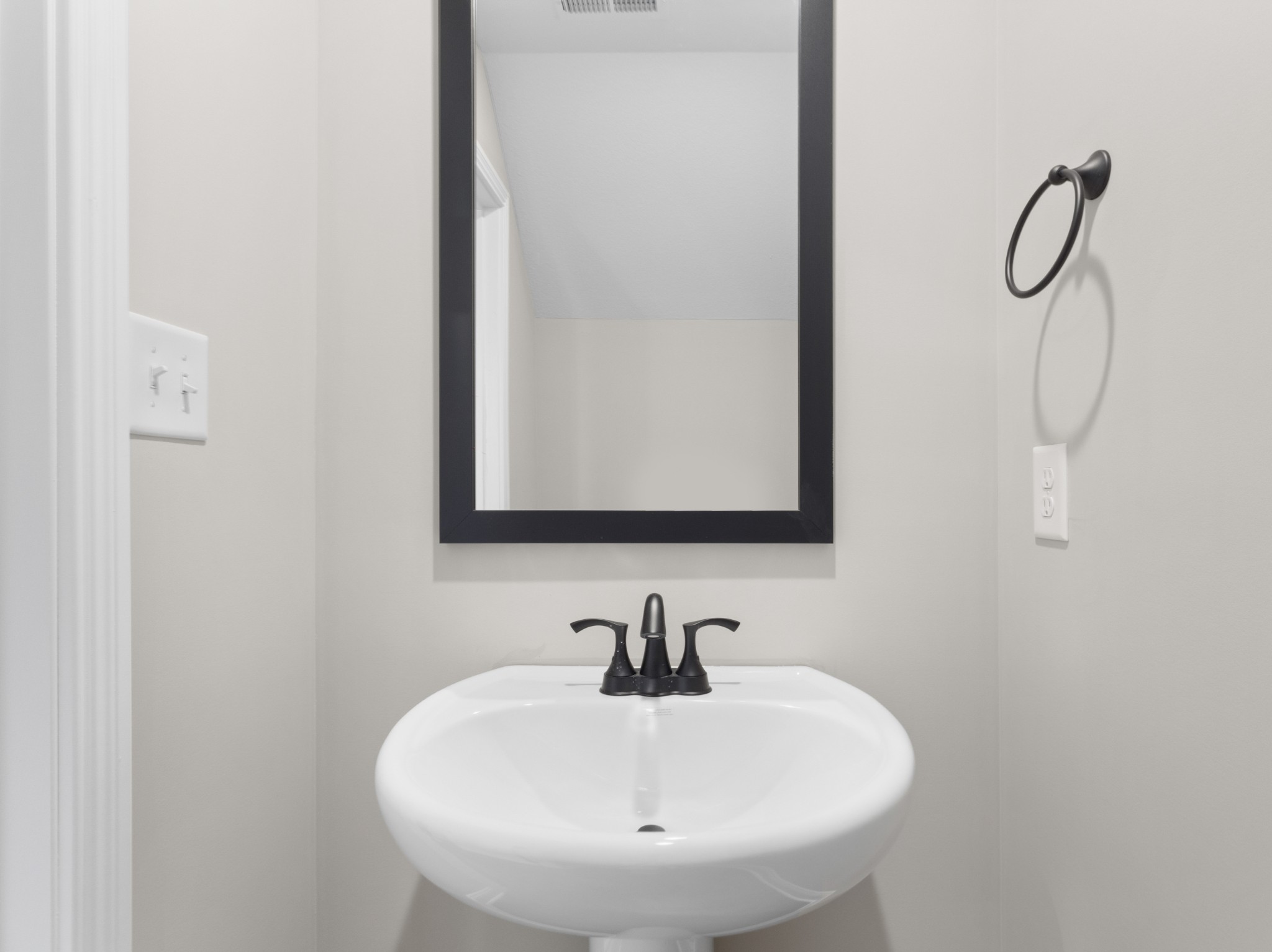 Clarksville, Tennessee 37042, United States, 3 Bedrooms Bedrooms, ,3 BathroomsBathrooms,Residential,Active,49076