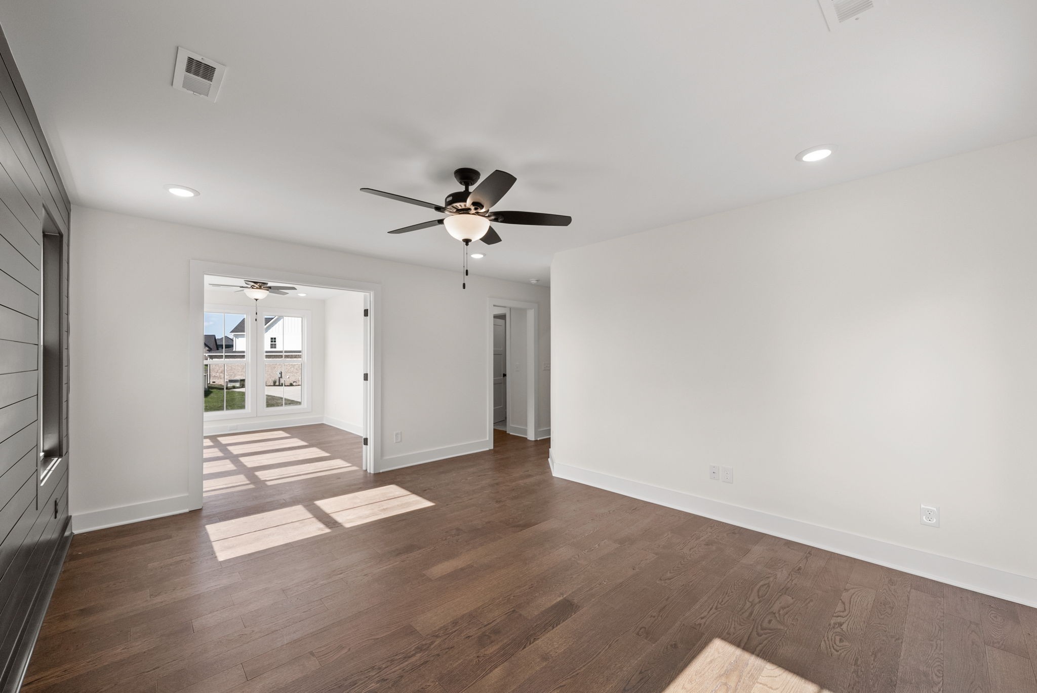 Clarksville, Tennessee 37043, United States, 3 Bedrooms Bedrooms, ,3 BathroomsBathrooms,Residential,Active,182923