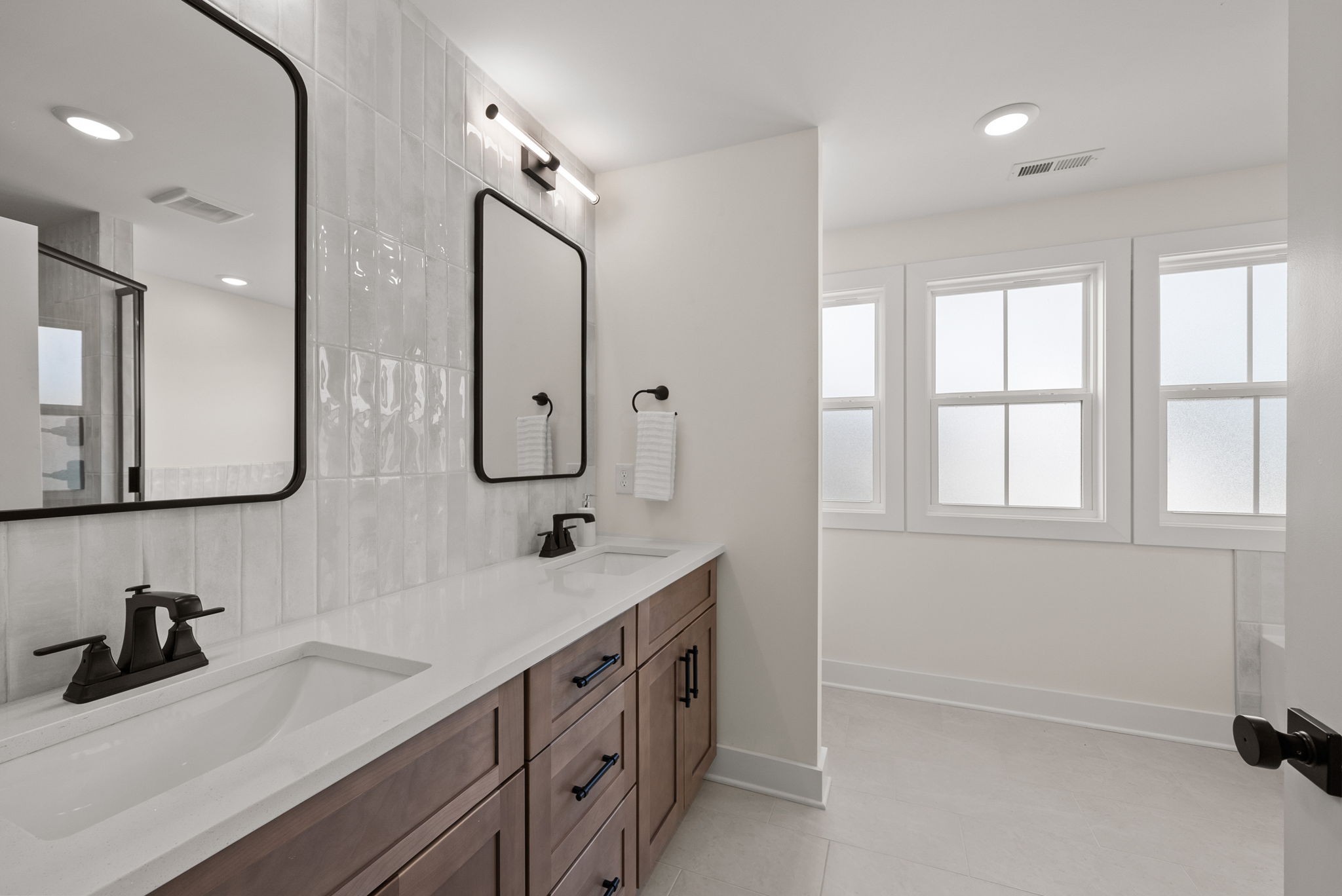 Clarksville, Tennessee 37043, United States, 3 Bedrooms Bedrooms, ,3 BathroomsBathrooms,Residential,Active,182923