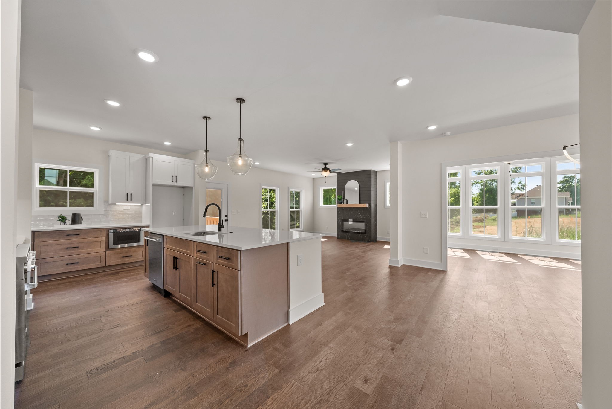 Clarksville, Tennessee 37043, United States, 3 Bedrooms Bedrooms, ,3 BathroomsBathrooms,Residential,Active,182923