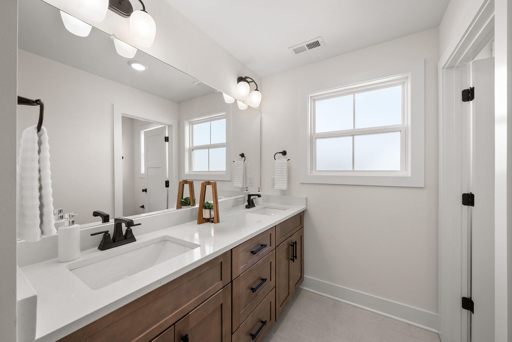 Clarksville, Tennessee 37043, United States, 3 Bedrooms Bedrooms, ,3 BathroomsBathrooms,Residential,Active,182923