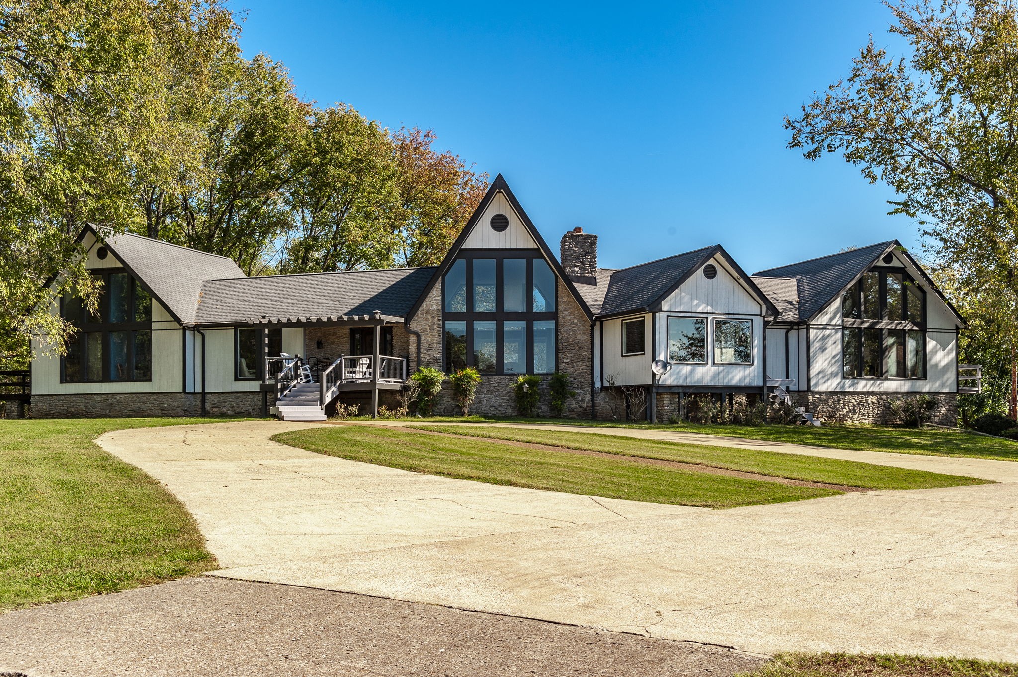 1063 Hillview Dr
