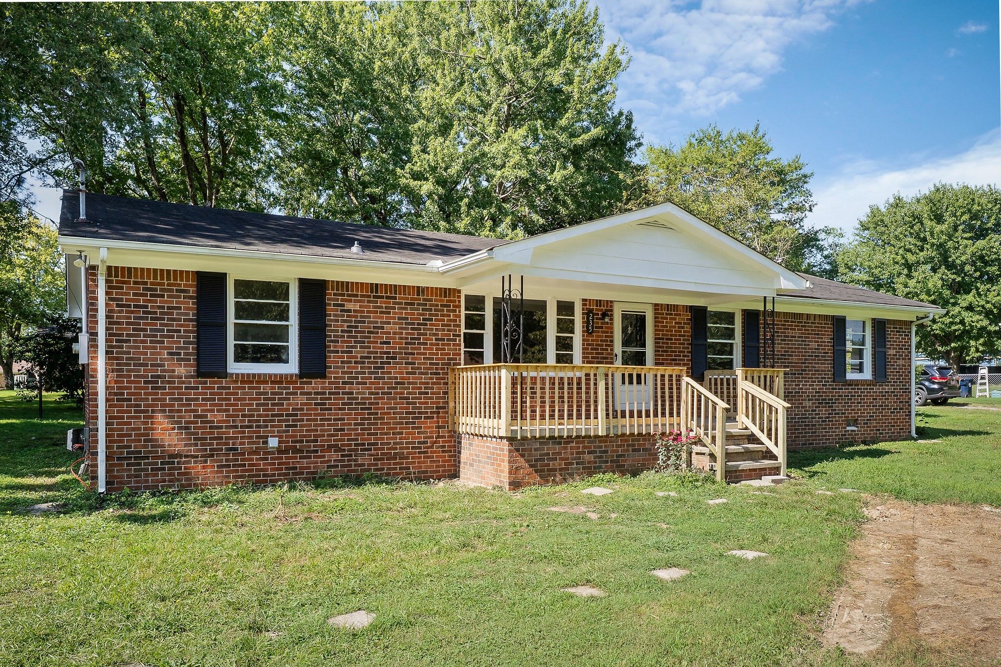 235 Meadowbrook Dr