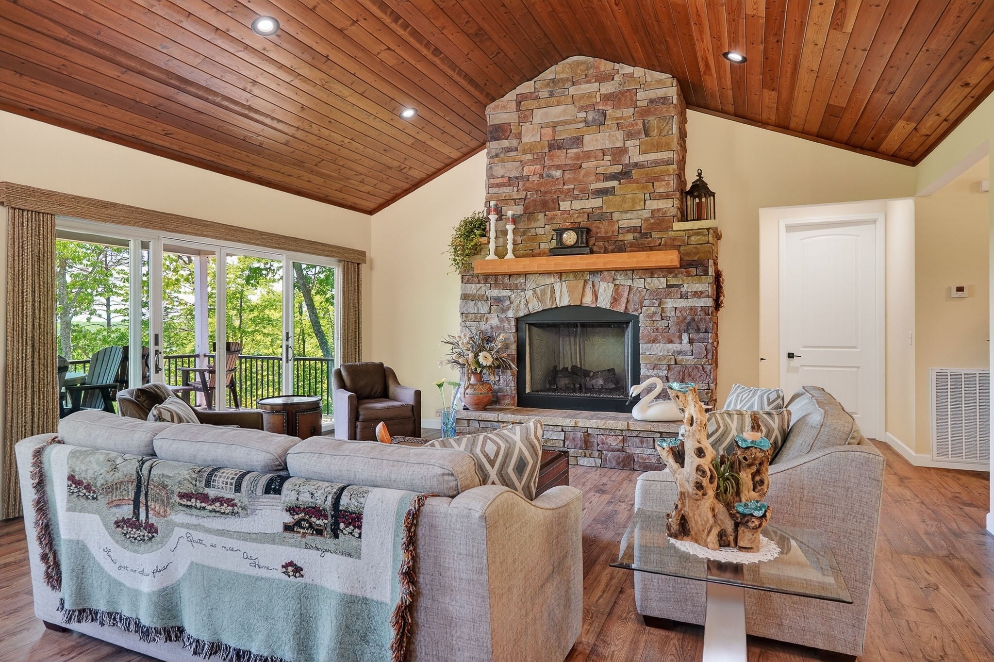 865 Eastridge Pass