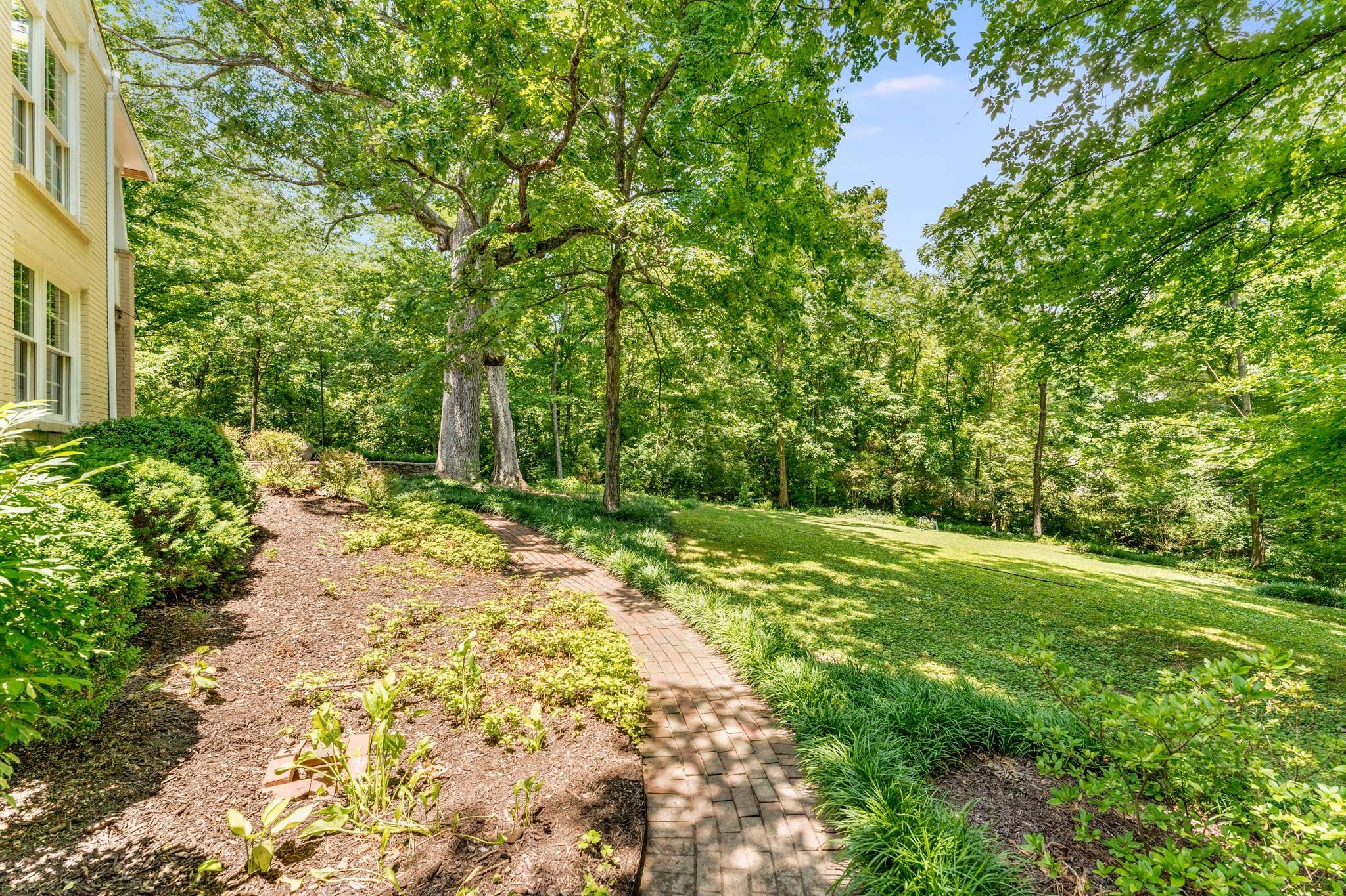 416 W Hillwood Dr