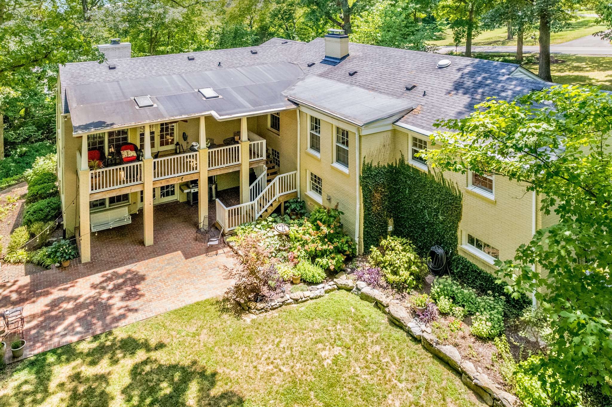 416 W Hillwood Dr