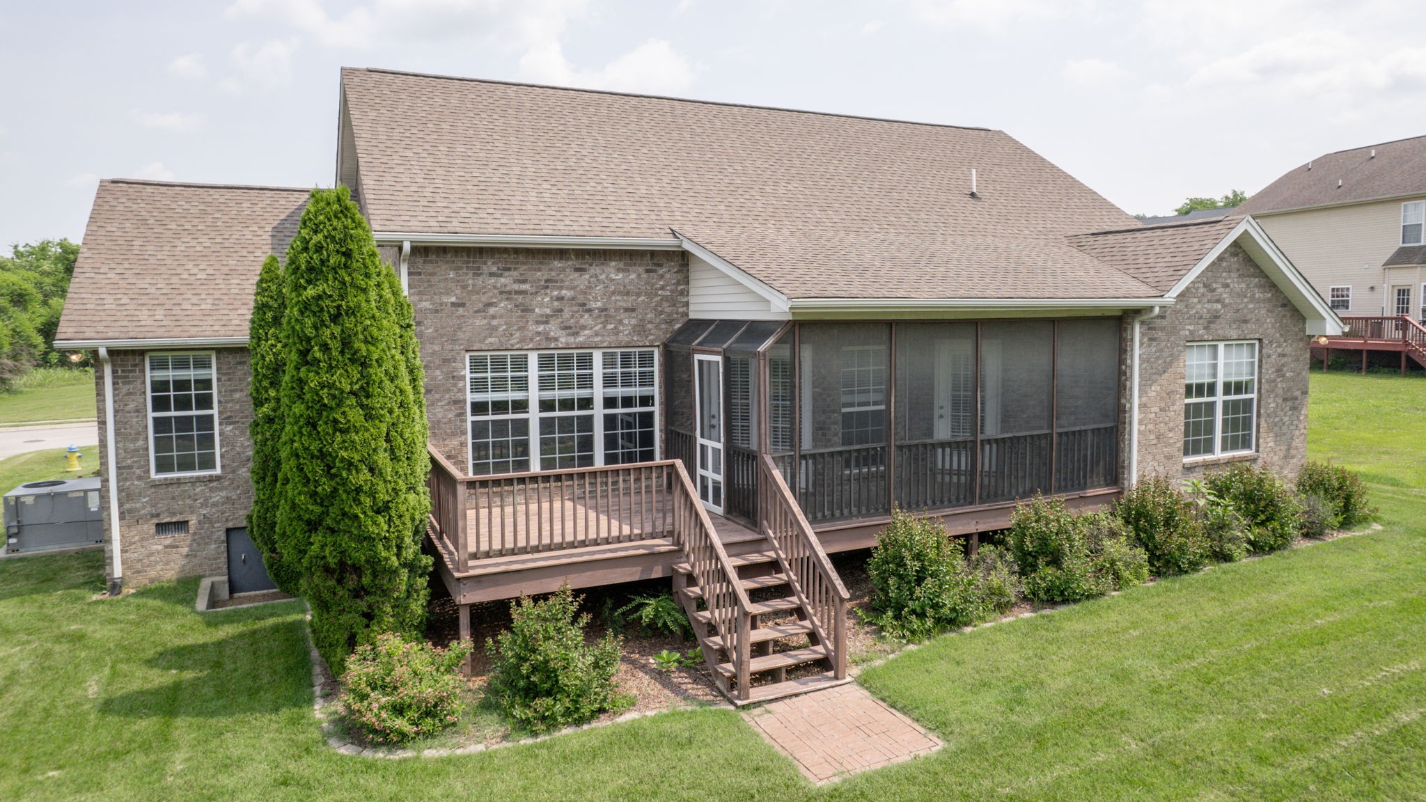 1045 Oakhall Dr