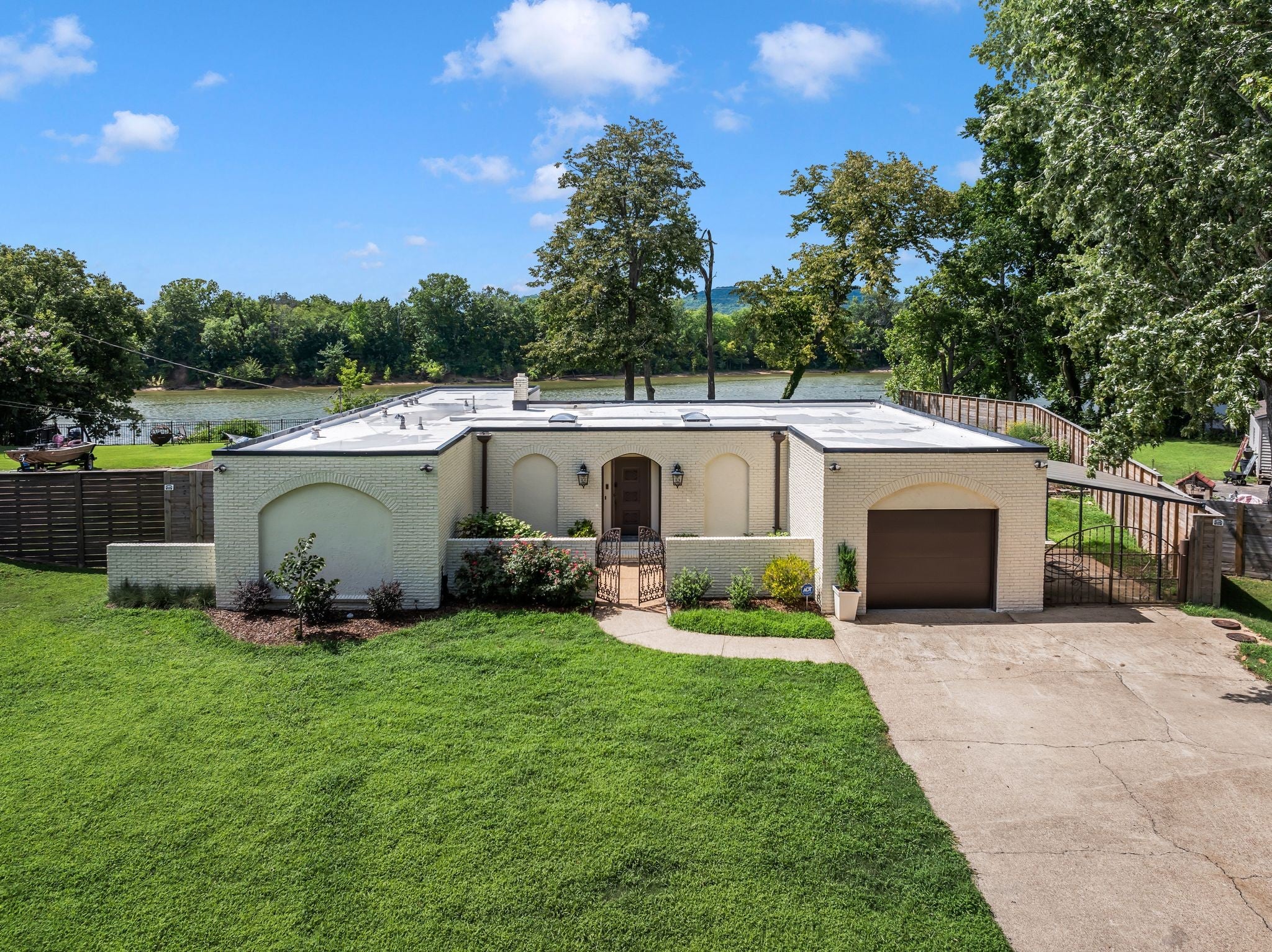 2-bed listing at 6556 Upton Ln, Nashville