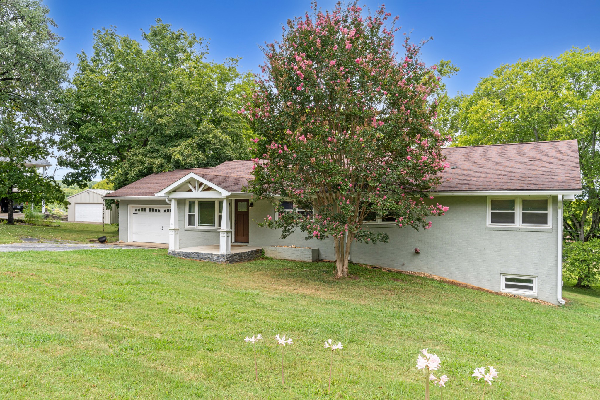 1833 Hillwood Dr