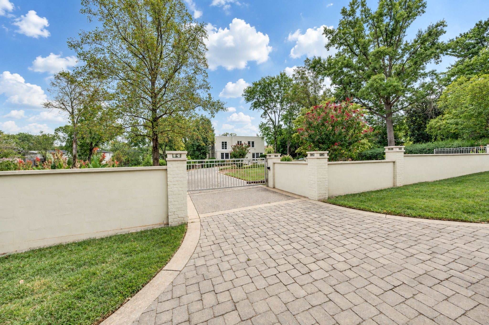 1417 Graybar Ln