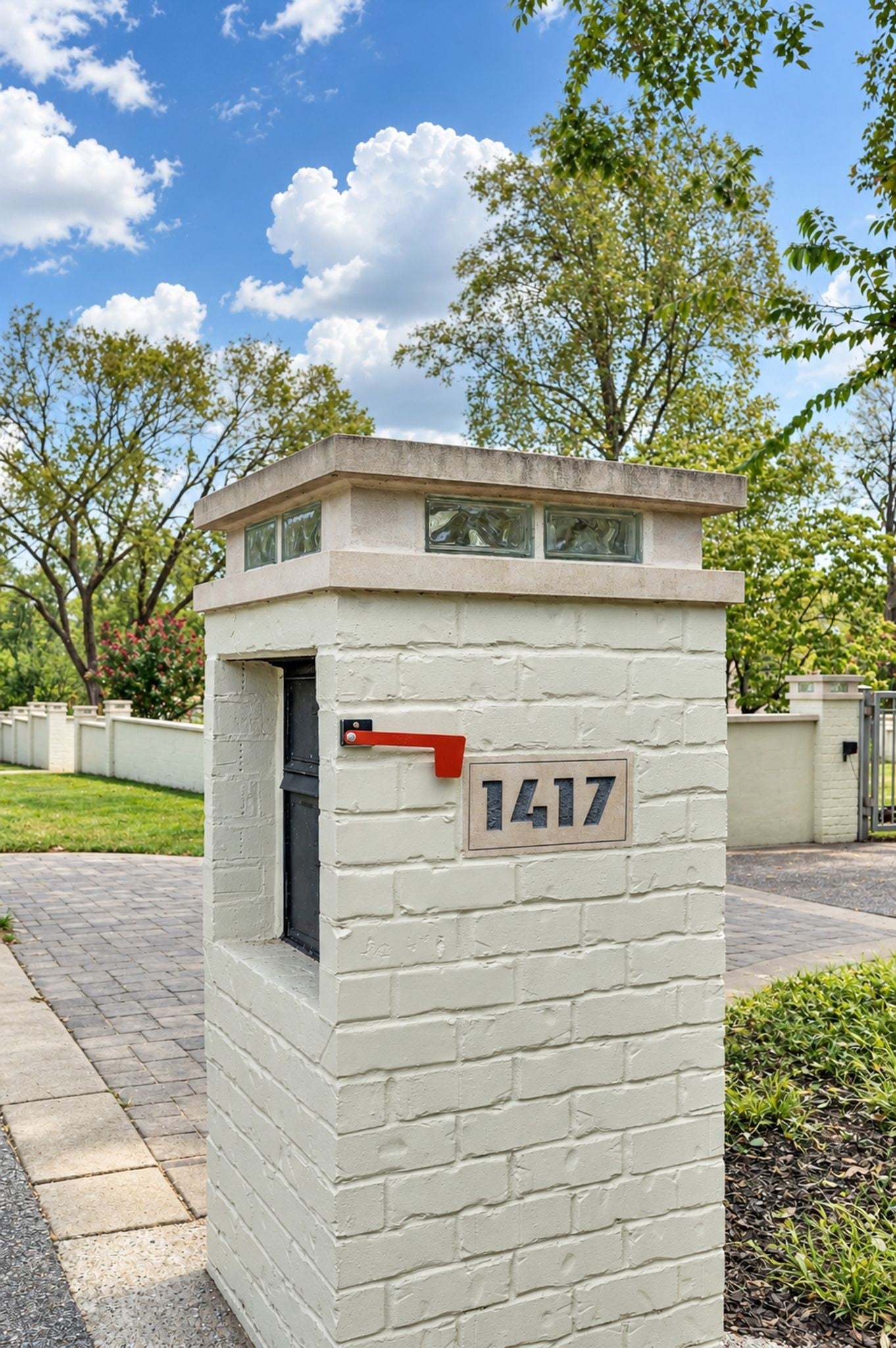 1417 Graybar Ln