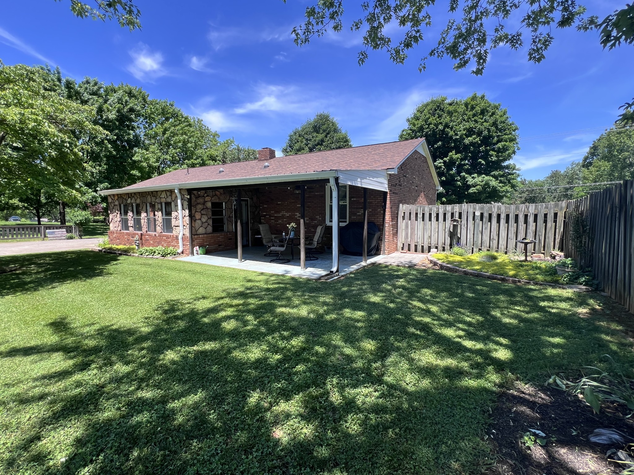 930 Rossview Rd