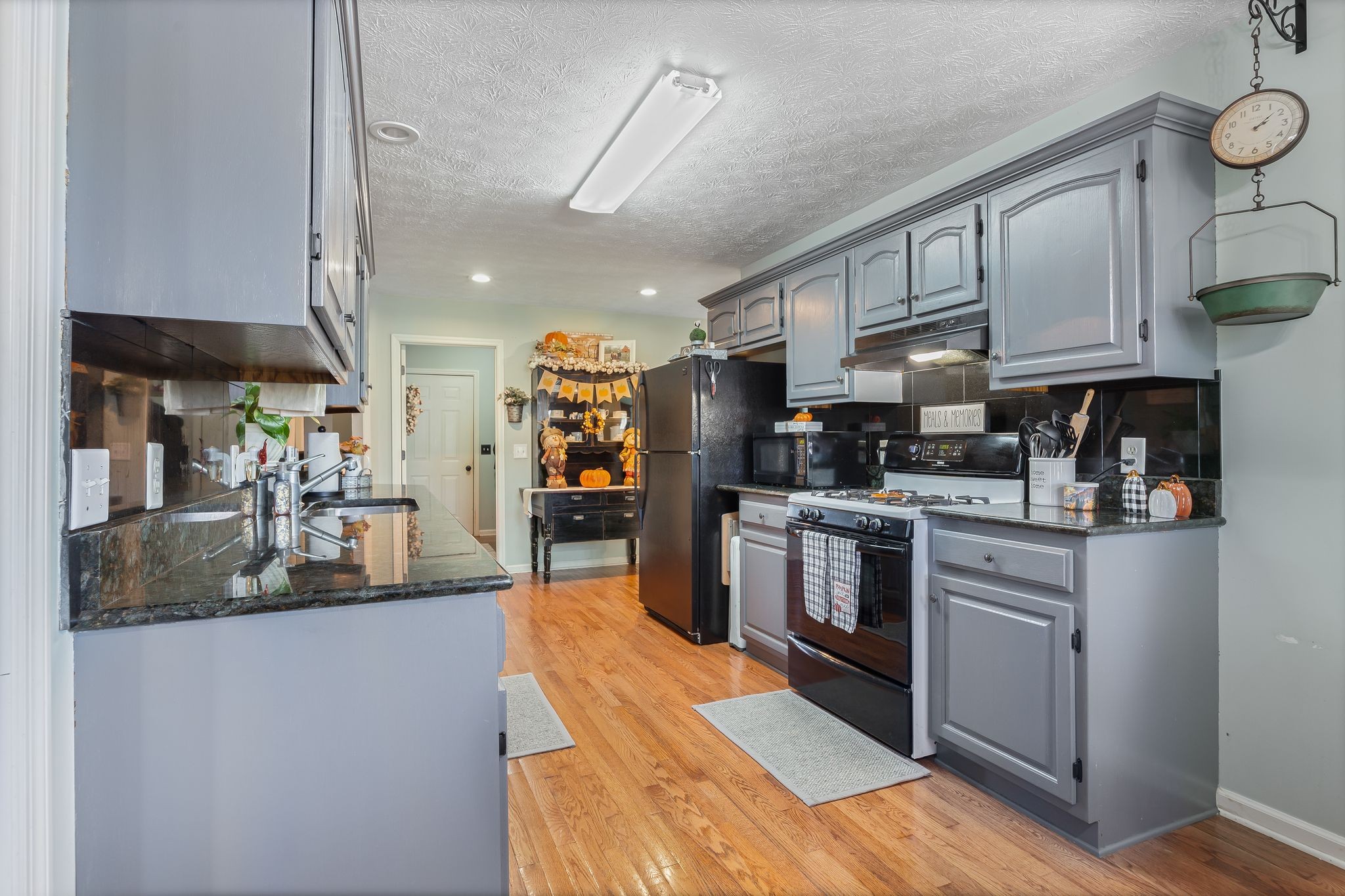 Manchester, Tennessee 37355, United States, 3 Bedrooms Bedrooms, ,2 BathroomsBathrooms,Residential,Pending,241548