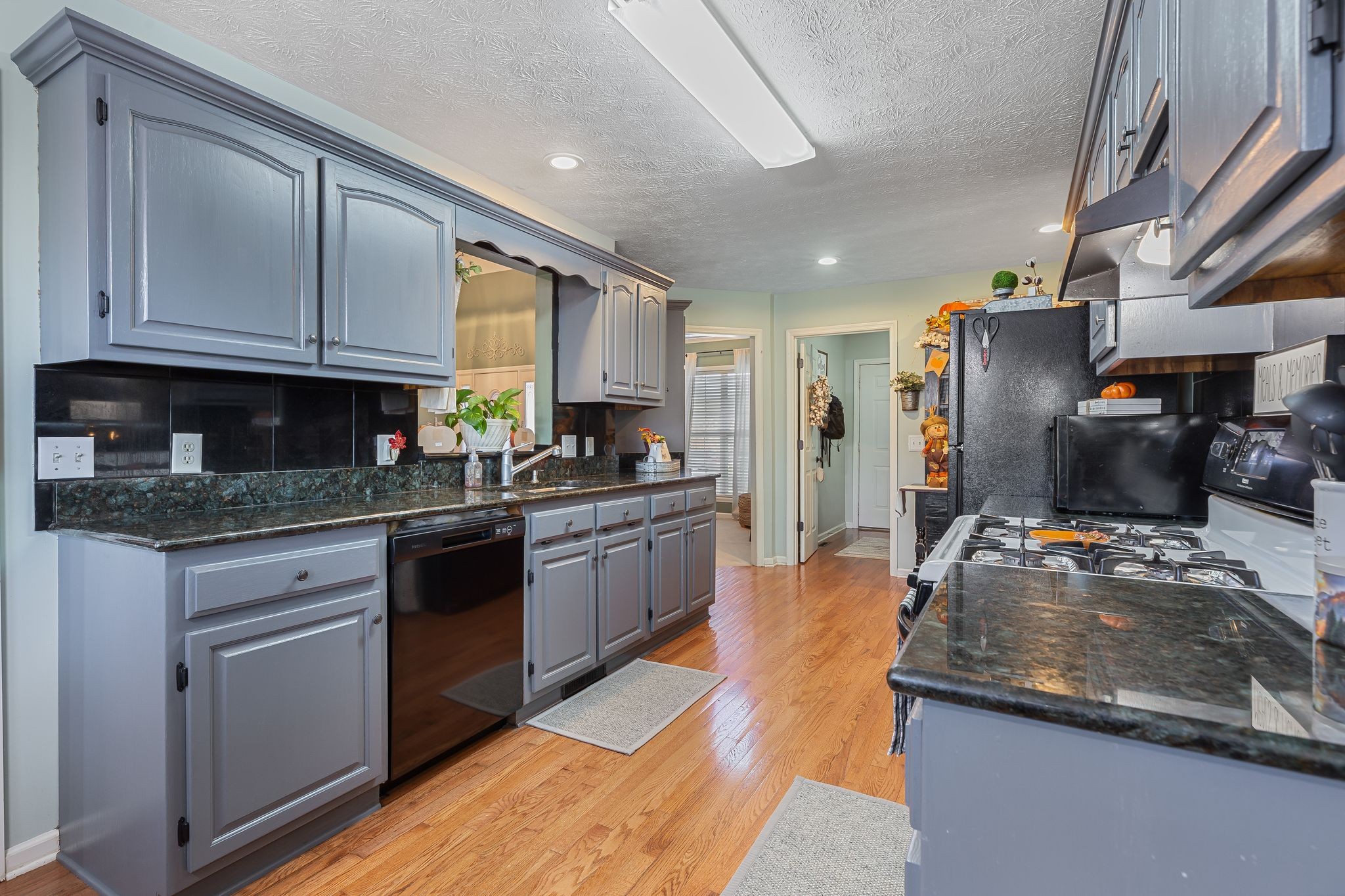 Manchester, Tennessee 37355, United States, 3 Bedrooms Bedrooms, ,2 BathroomsBathrooms,Residential,Pending,241548