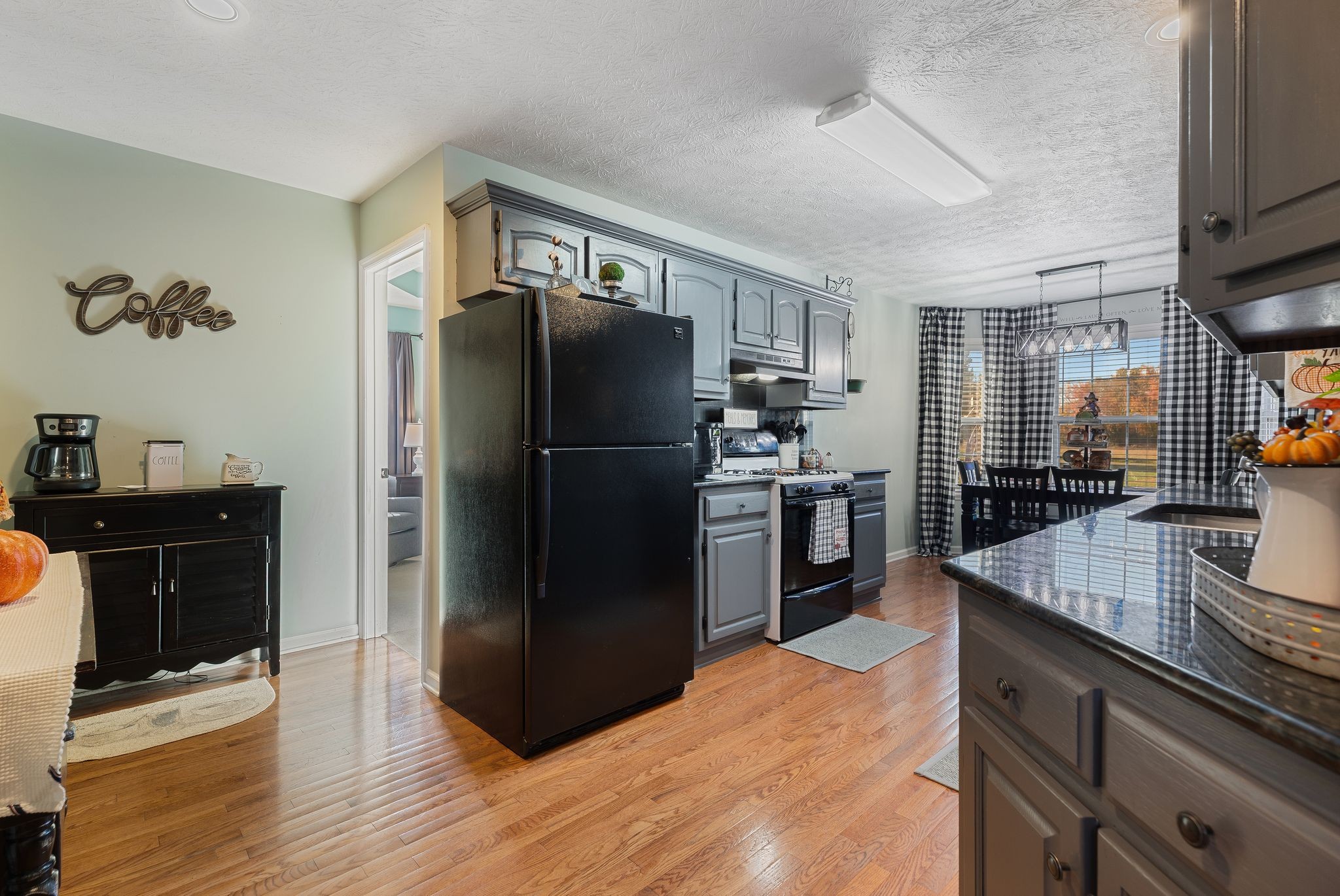 Manchester, Tennessee 37355, United States, 3 Bedrooms Bedrooms, ,2 BathroomsBathrooms,Residential,Pending,241548