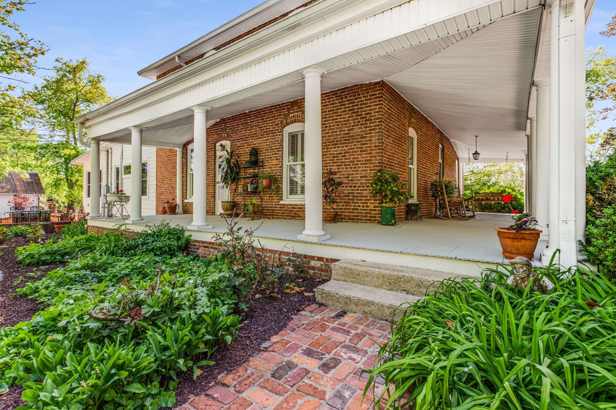 405 Webb Rd W