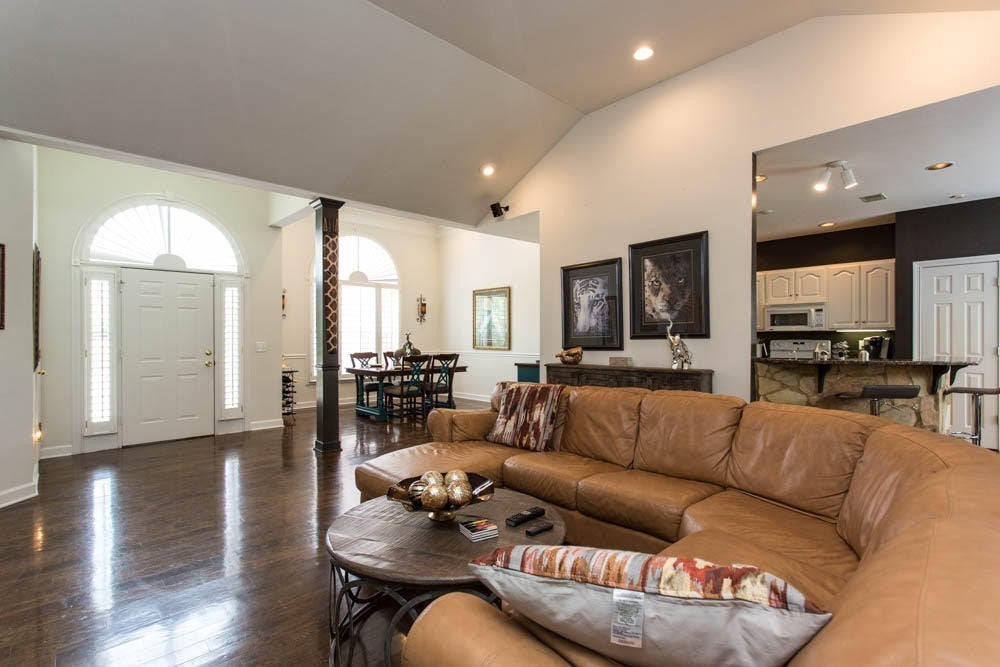 5516 Brookshire Dr