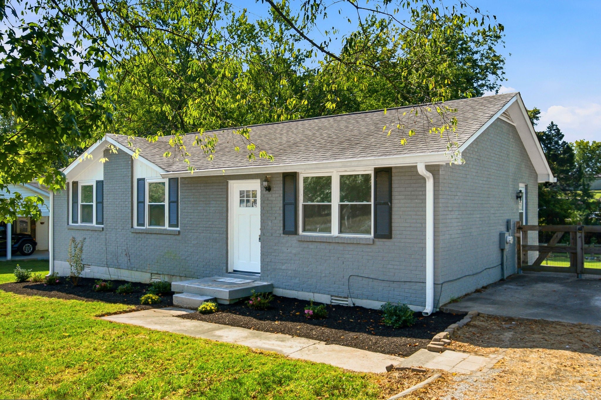 219 Staggs Dr - Photo 2