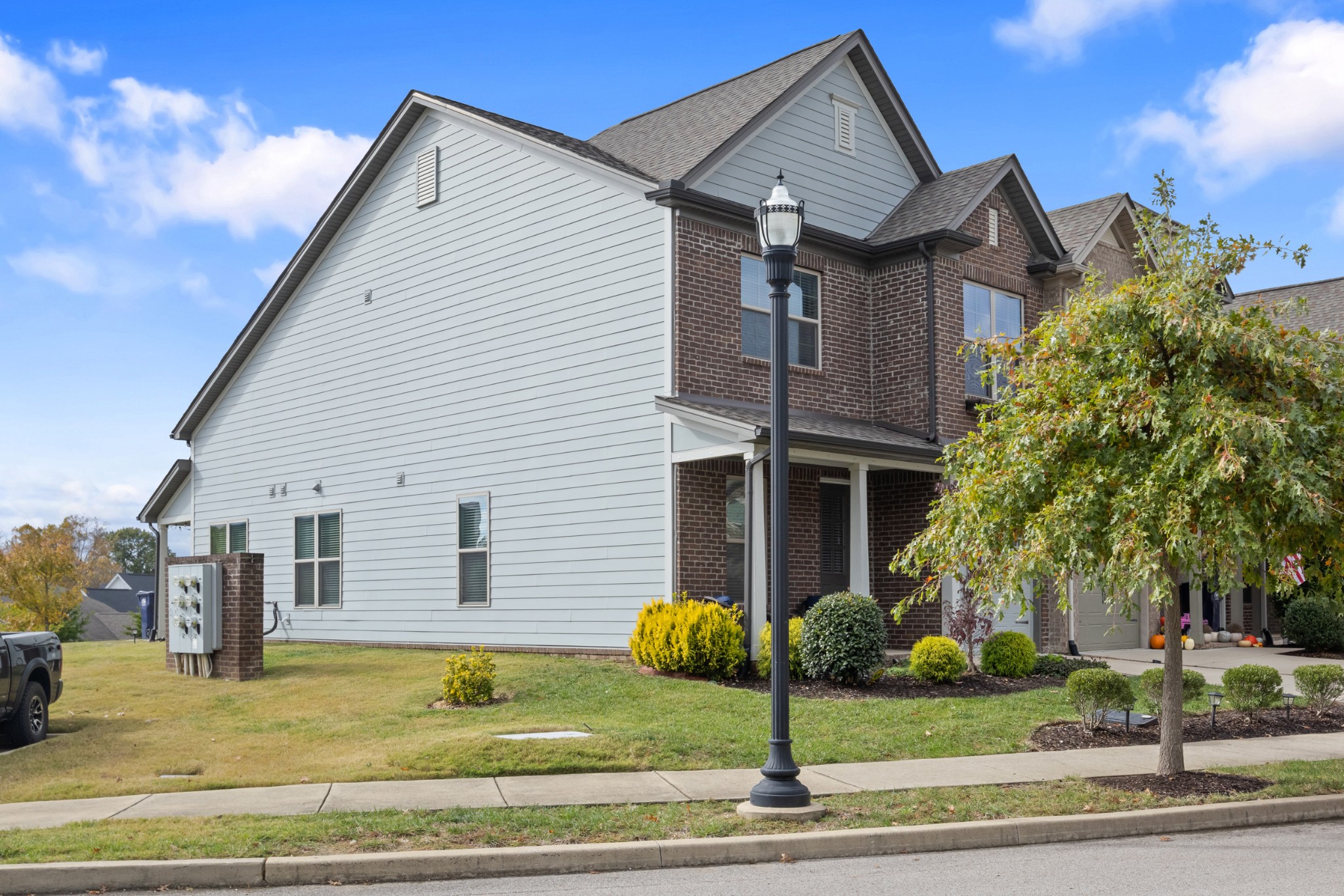 2564 Wellesley Square Dr