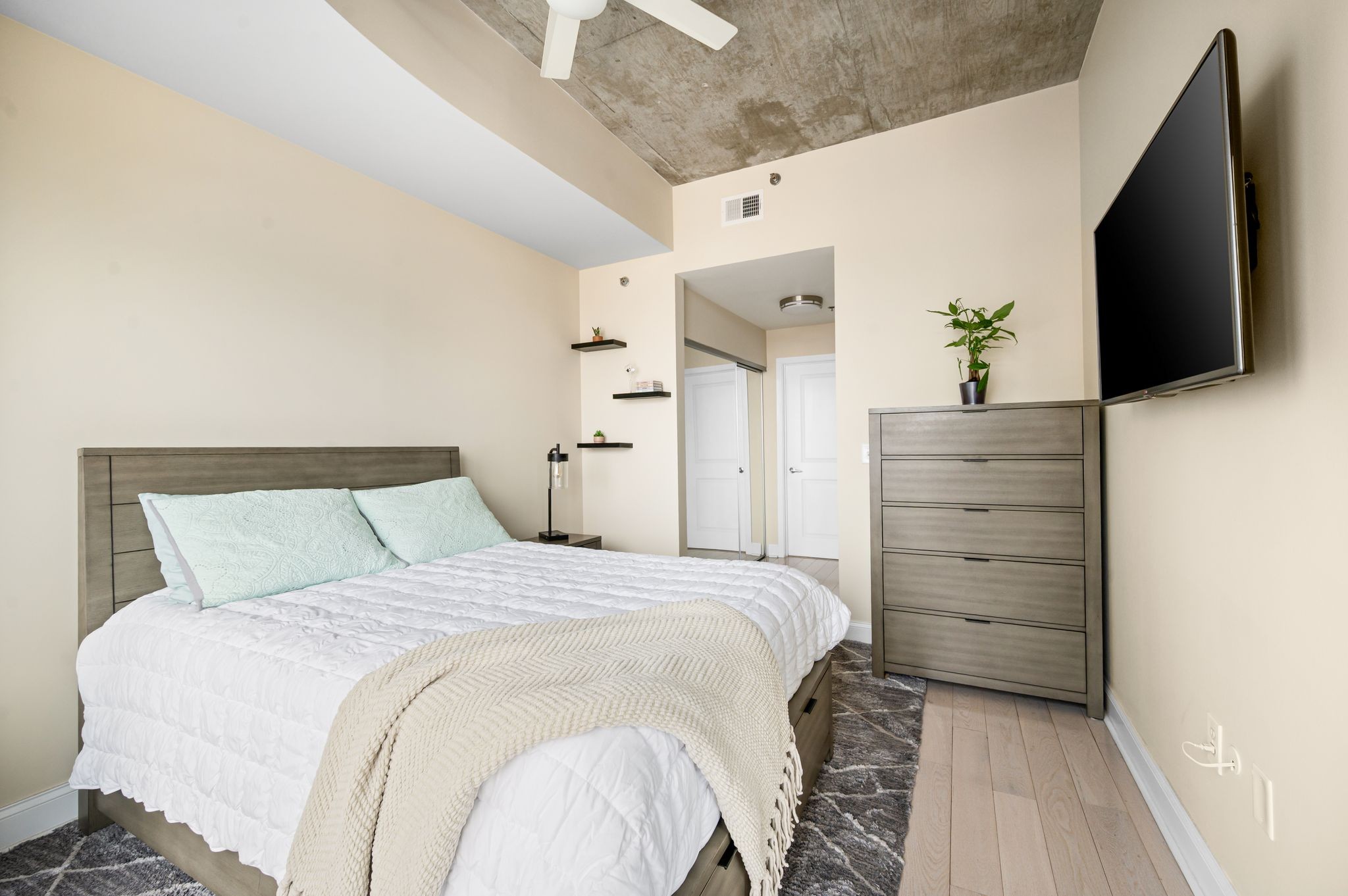 Nashville, Tennessee 37219, United States, 2 Bedrooms Bedrooms, ,2 BathroomsBathrooms,Residential,Active,143266