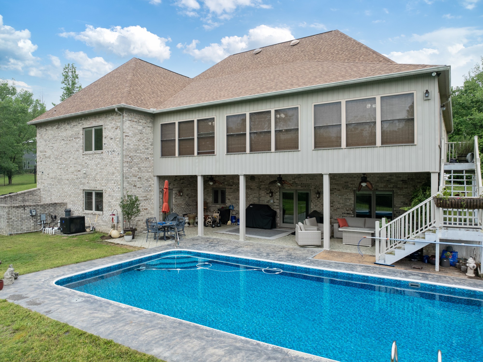 575 Homestead Ln
