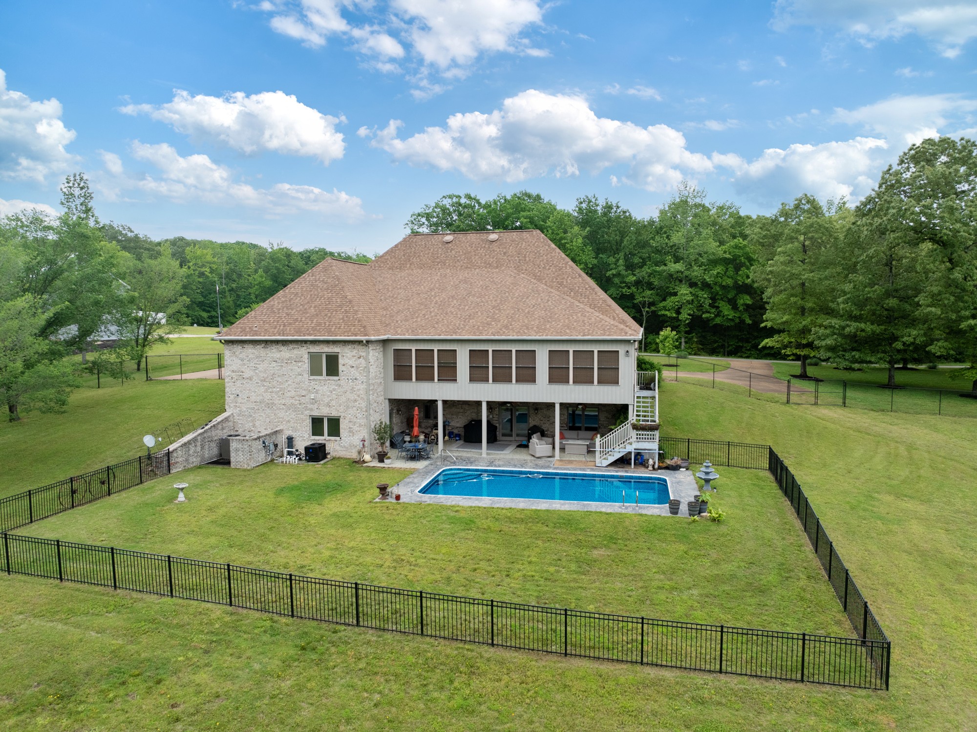 575 Homestead Ln