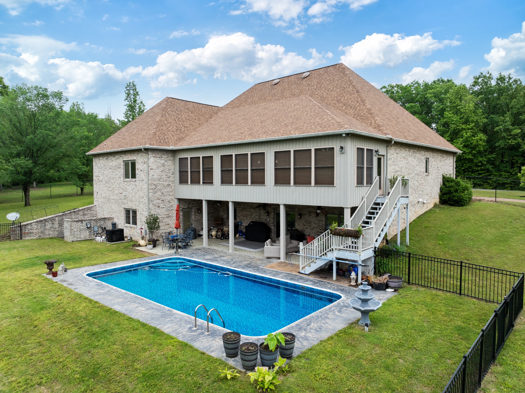 575 Homestead Ln