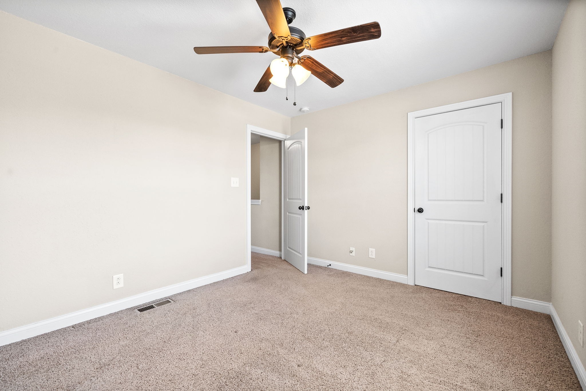 Clarksville, Tennessee 37042, United States, 2 Bedrooms Bedrooms, ,2 BathroomsBathrooms,Residential,Active,155713