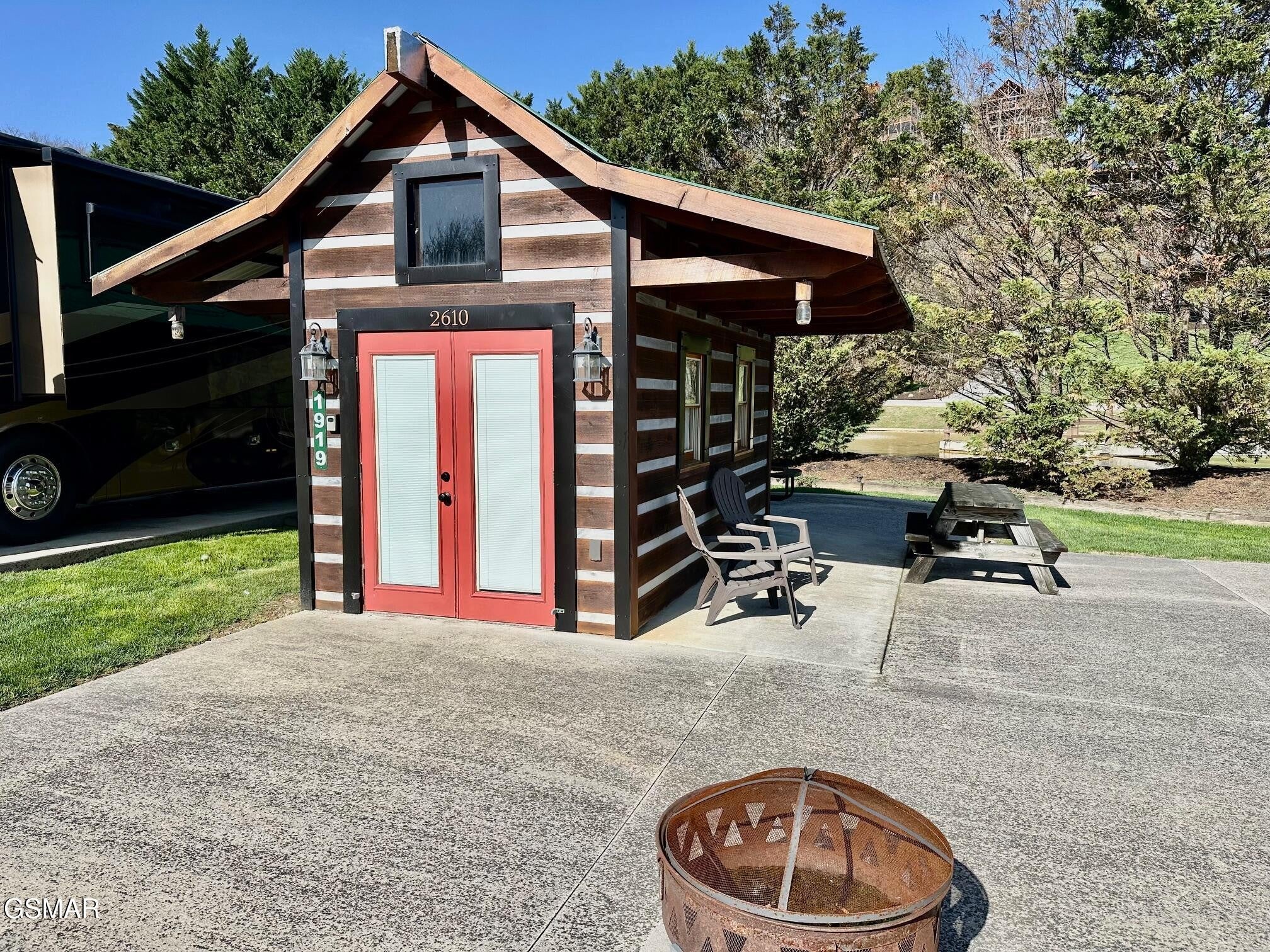 1919 Lizi Loop Way