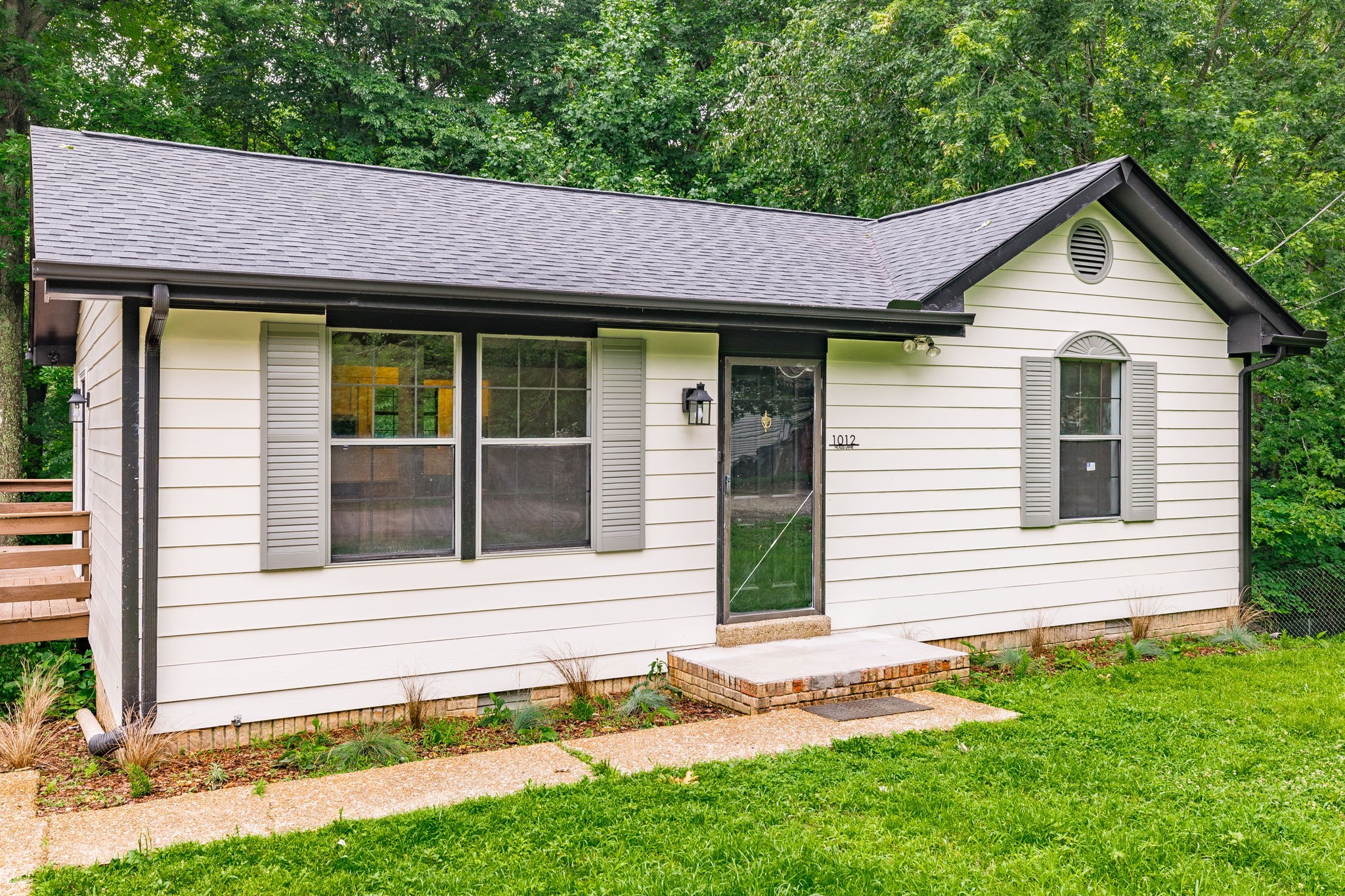 1012 Hollis Ln