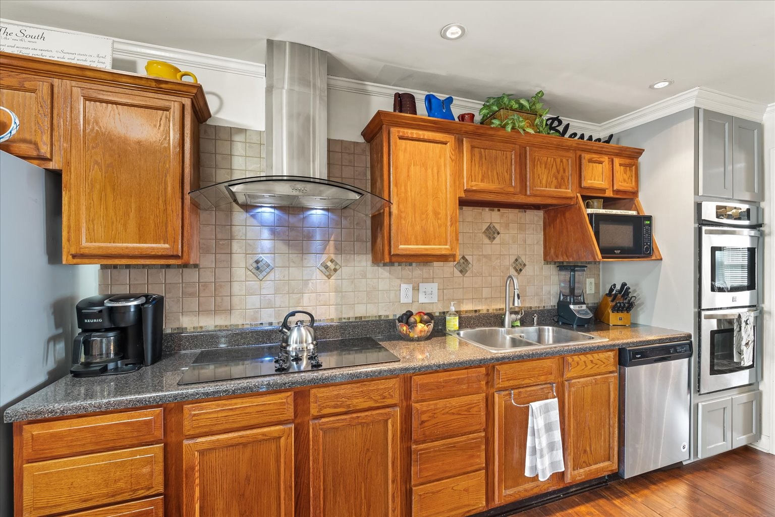 218 Boxwood Dr