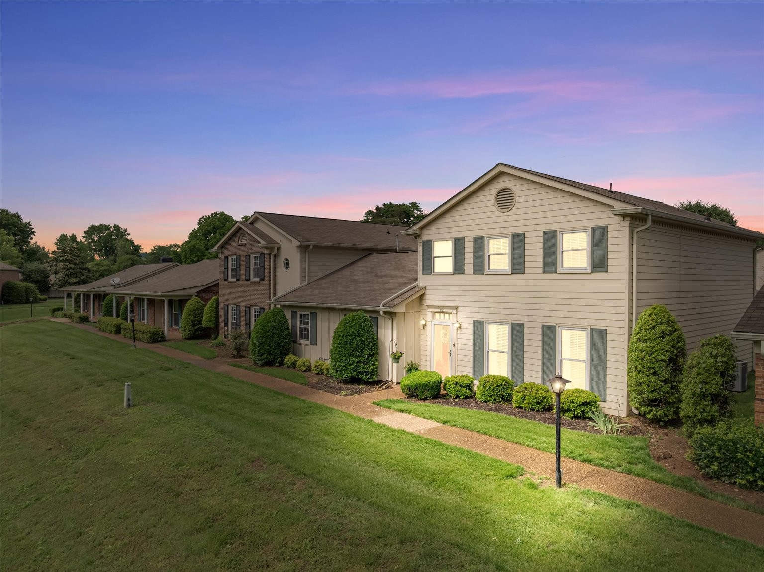 218 Boxwood Dr
