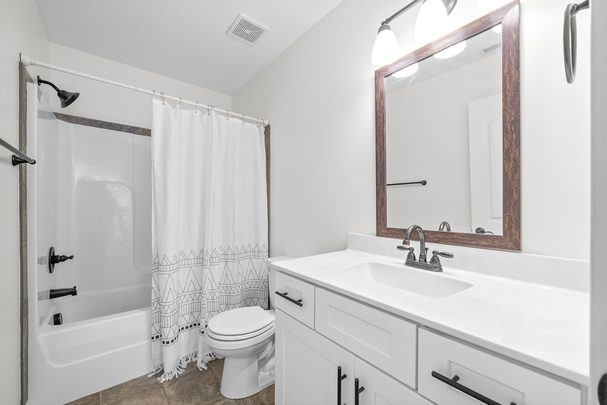 Clarksville, Tennessee 37042, United States, 4 Bedrooms Bedrooms, ,4 BathroomsBathrooms,Residential,Pending,21586