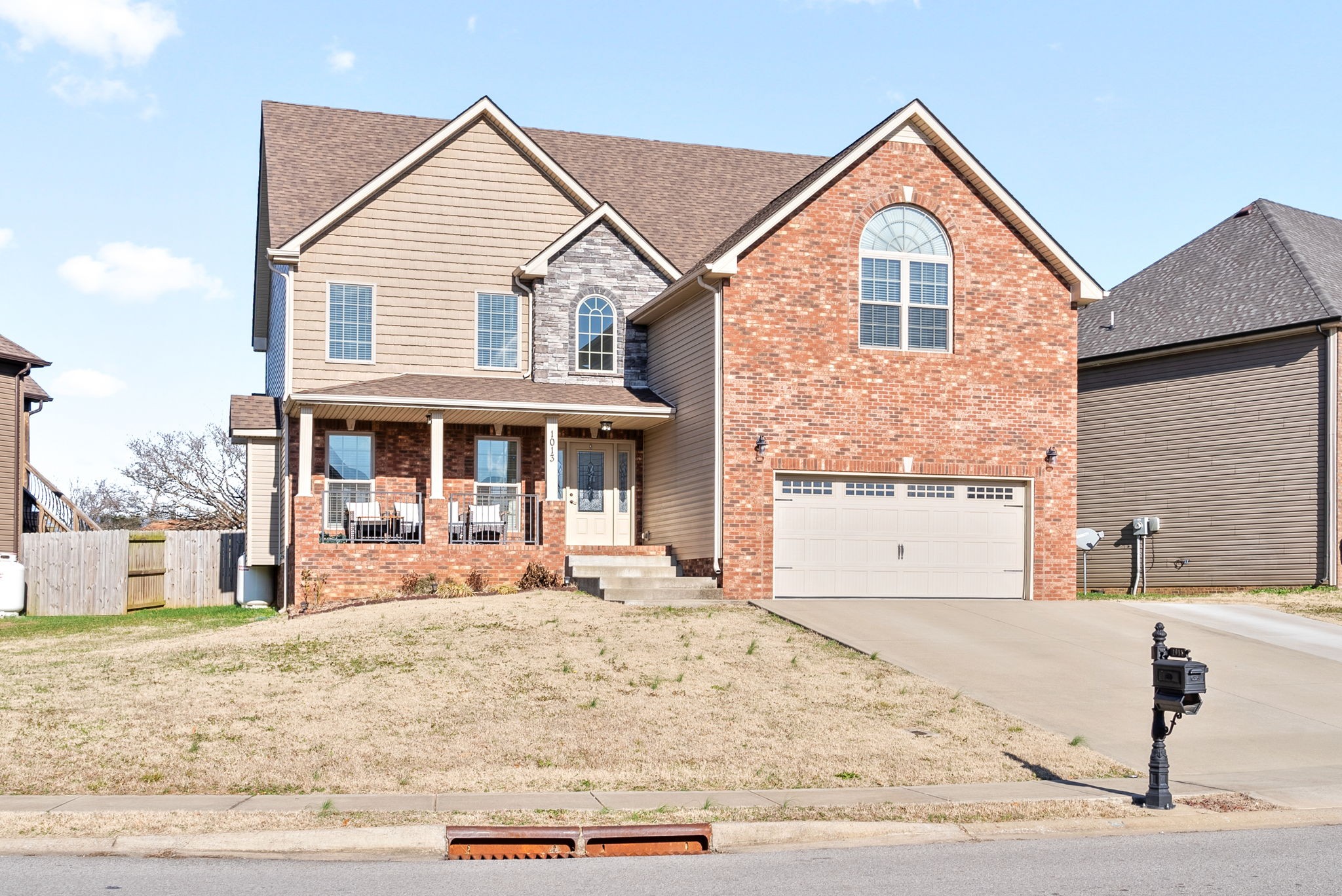 Clarksville, Tennessee 37042, United States, 4 Bedrooms Bedrooms, ,4 BathroomsBathrooms,Residential,Pending,21586