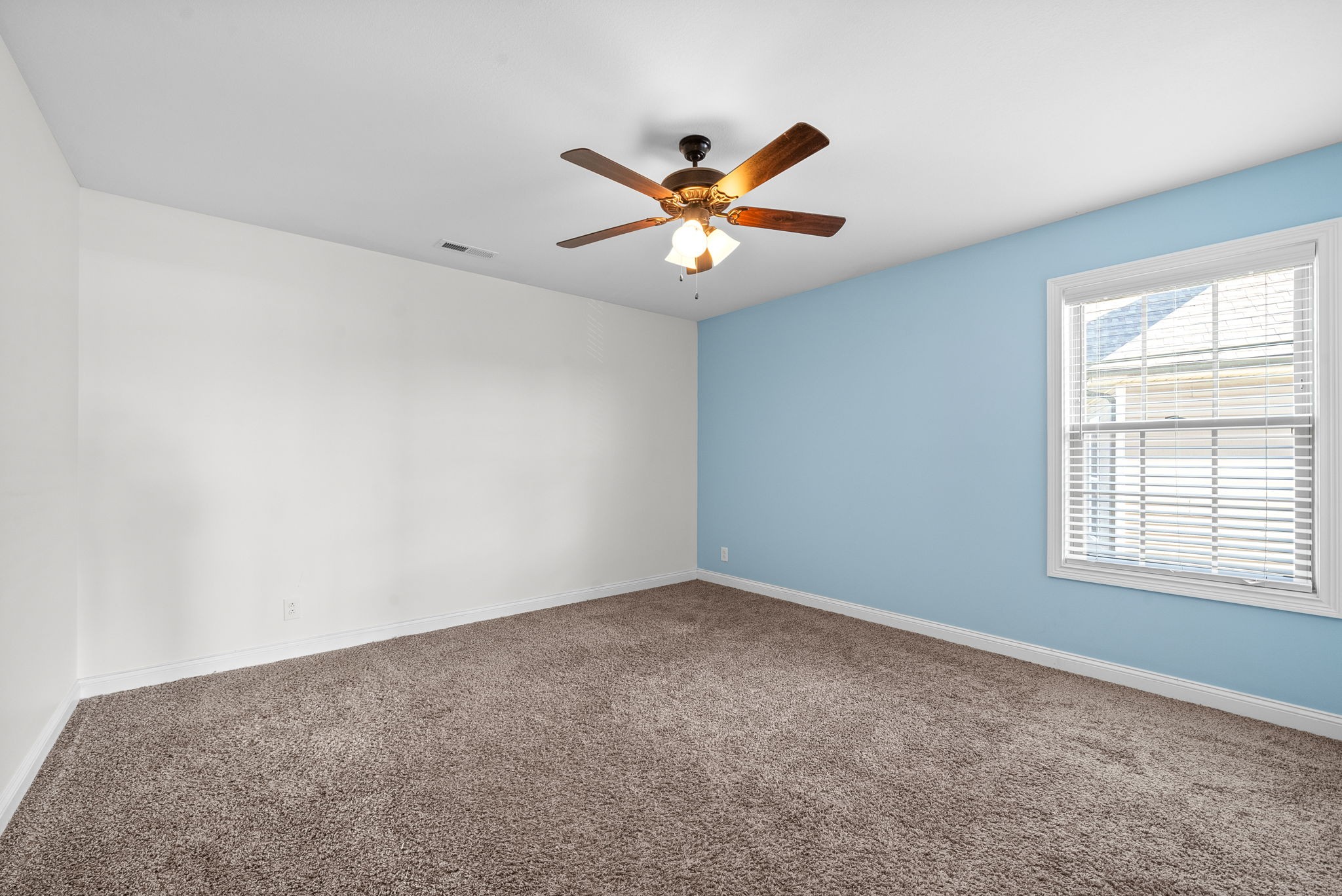 Clarksville, Tennessee 37042, United States, 4 Bedrooms Bedrooms, ,4 BathroomsBathrooms,Residential,Pending,21586