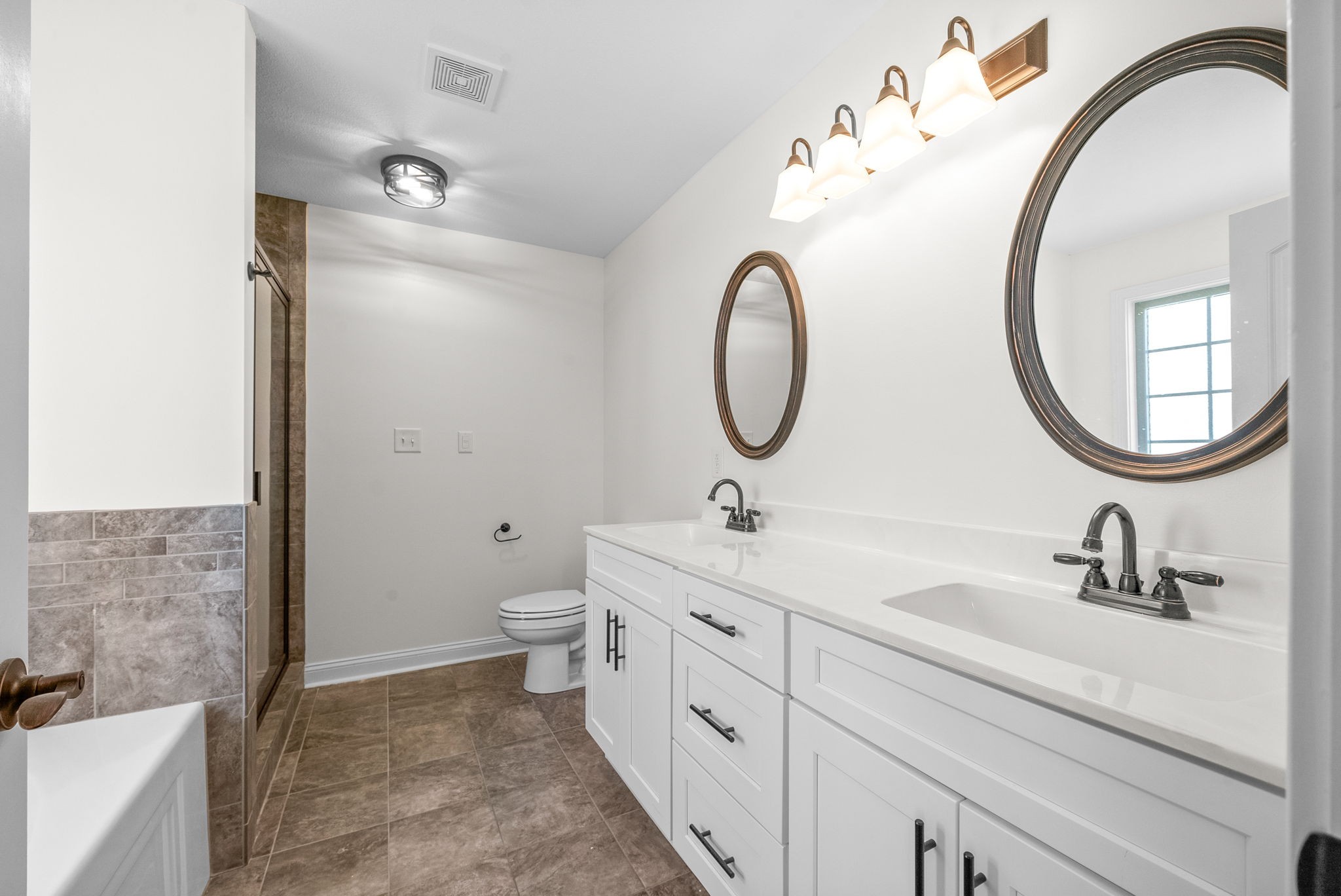 Clarksville, Tennessee 37042, United States, 4 Bedrooms Bedrooms, ,4 BathroomsBathrooms,Residential,Pending,21586